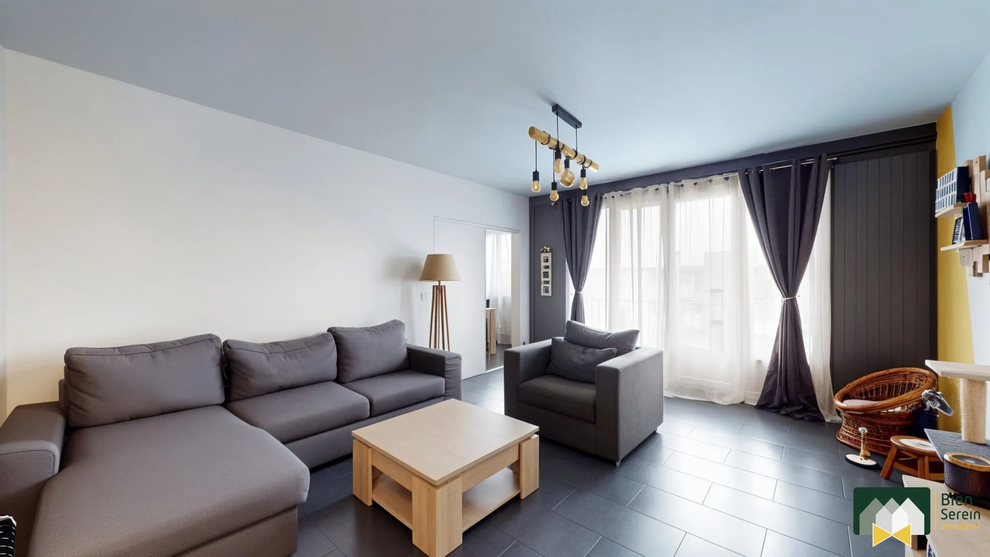 Salon Appartement rénové de 82 m² avec balcon, parking et cave à Lucé