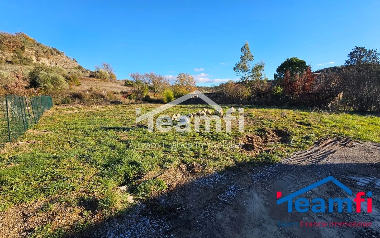 Terrain plat constructible de 967m² à Bannes en Ardèche