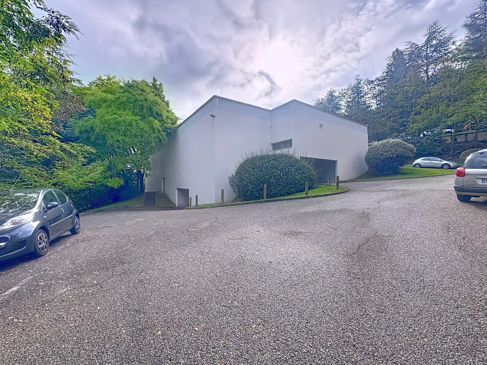 Garage fermé en sous-sol à Saint-Étienne - Idéal pour stationnement sécurisé