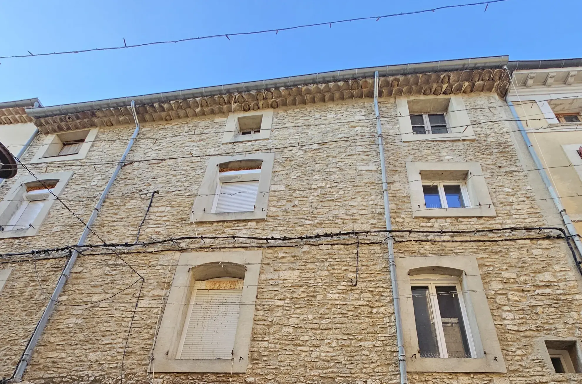 Immeuble de rapport à Apt en Luberon, local commercial & appartements