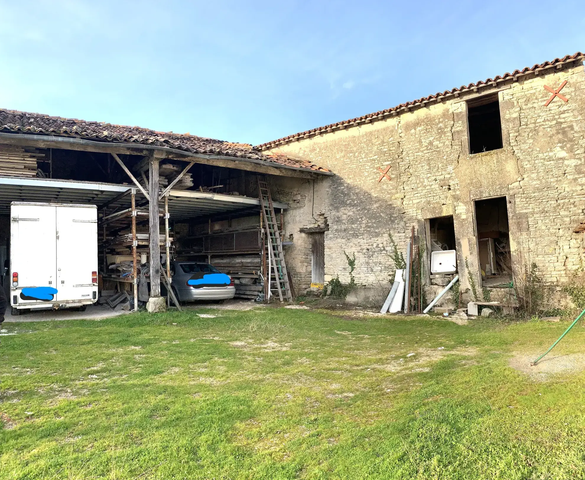 Maison à rénover de 200 m² à Beauvais-sur-Matha avec dépendances sur 830 m²