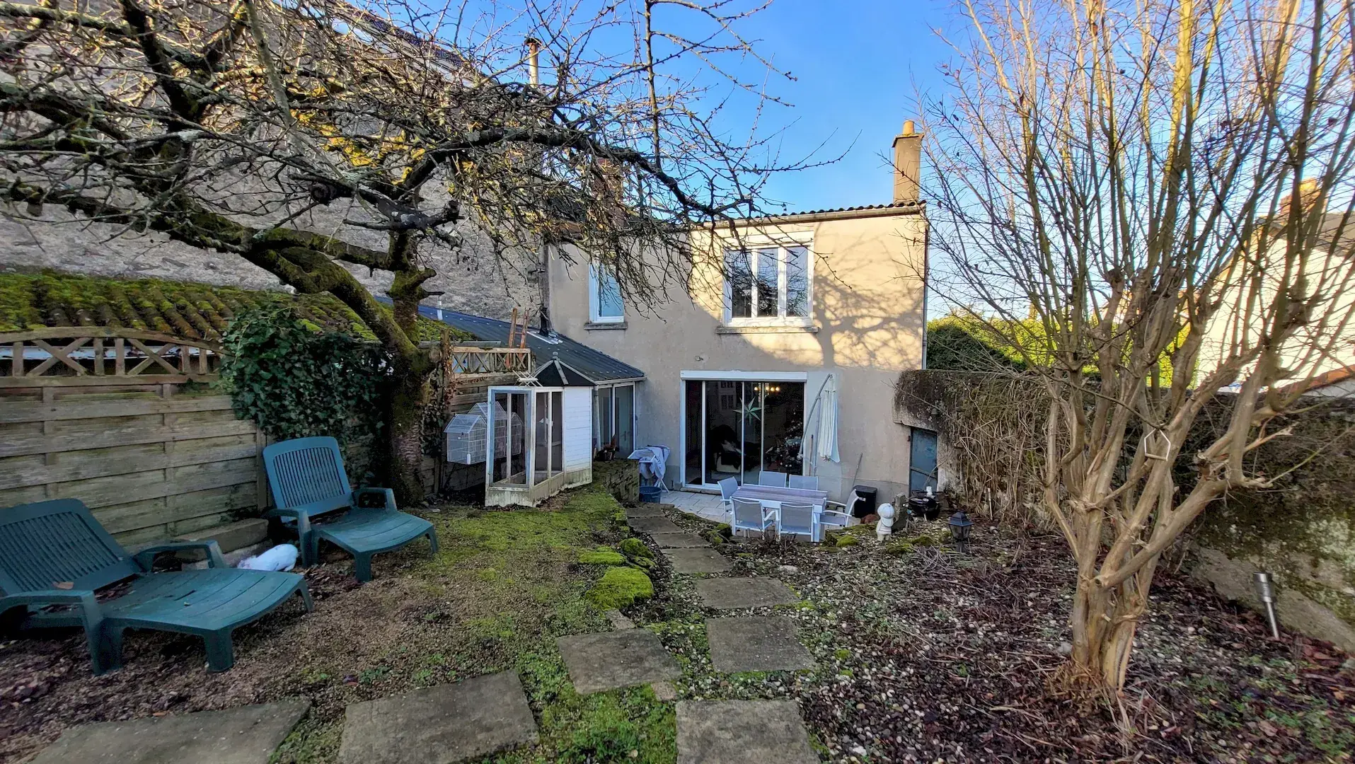 Maison de ville à vendre à Chemillé - 109 m² avec jardin et dépendances