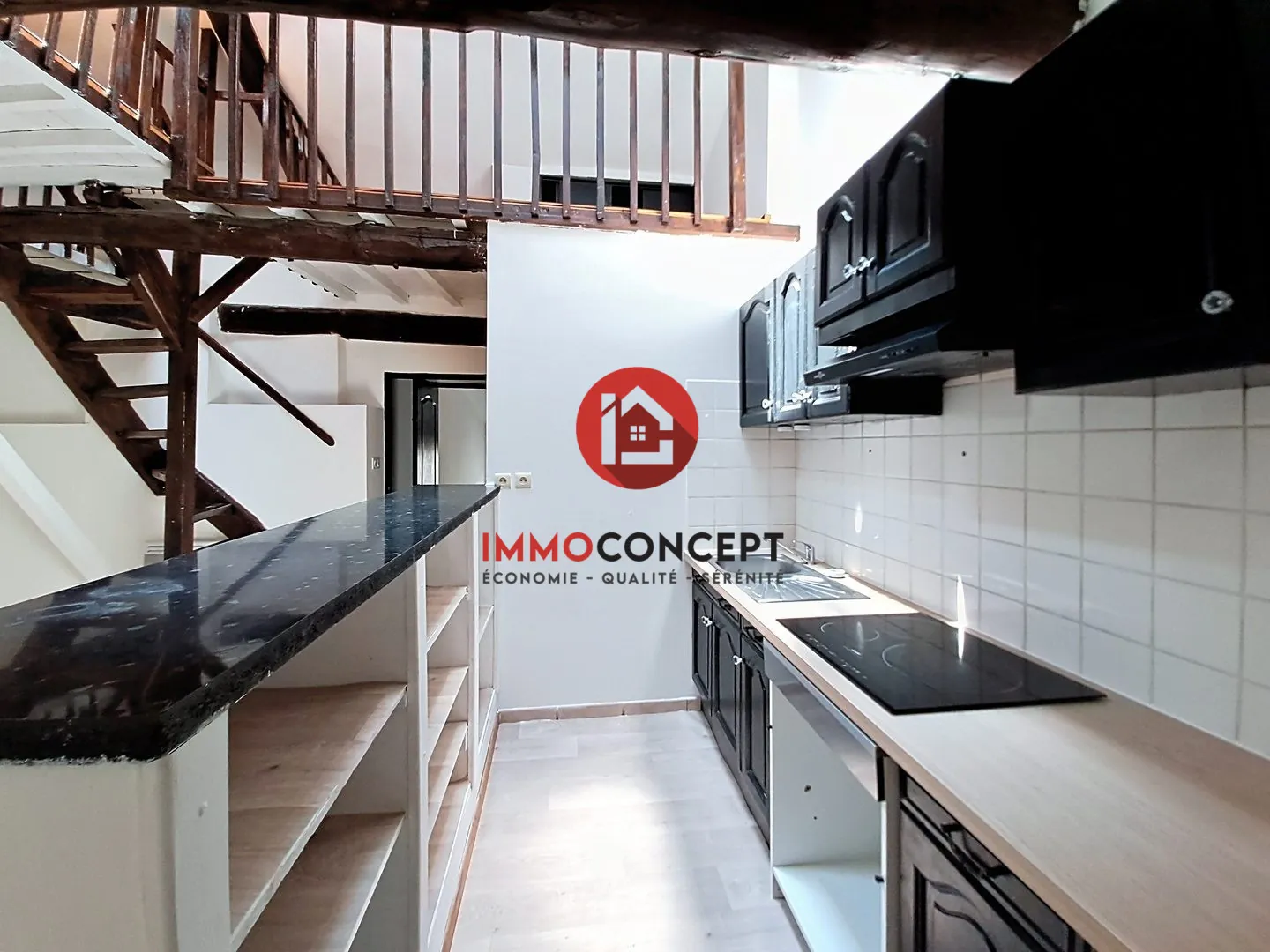 Immeuble à vendre à Roquemaure avec deux appartements locatifs 
