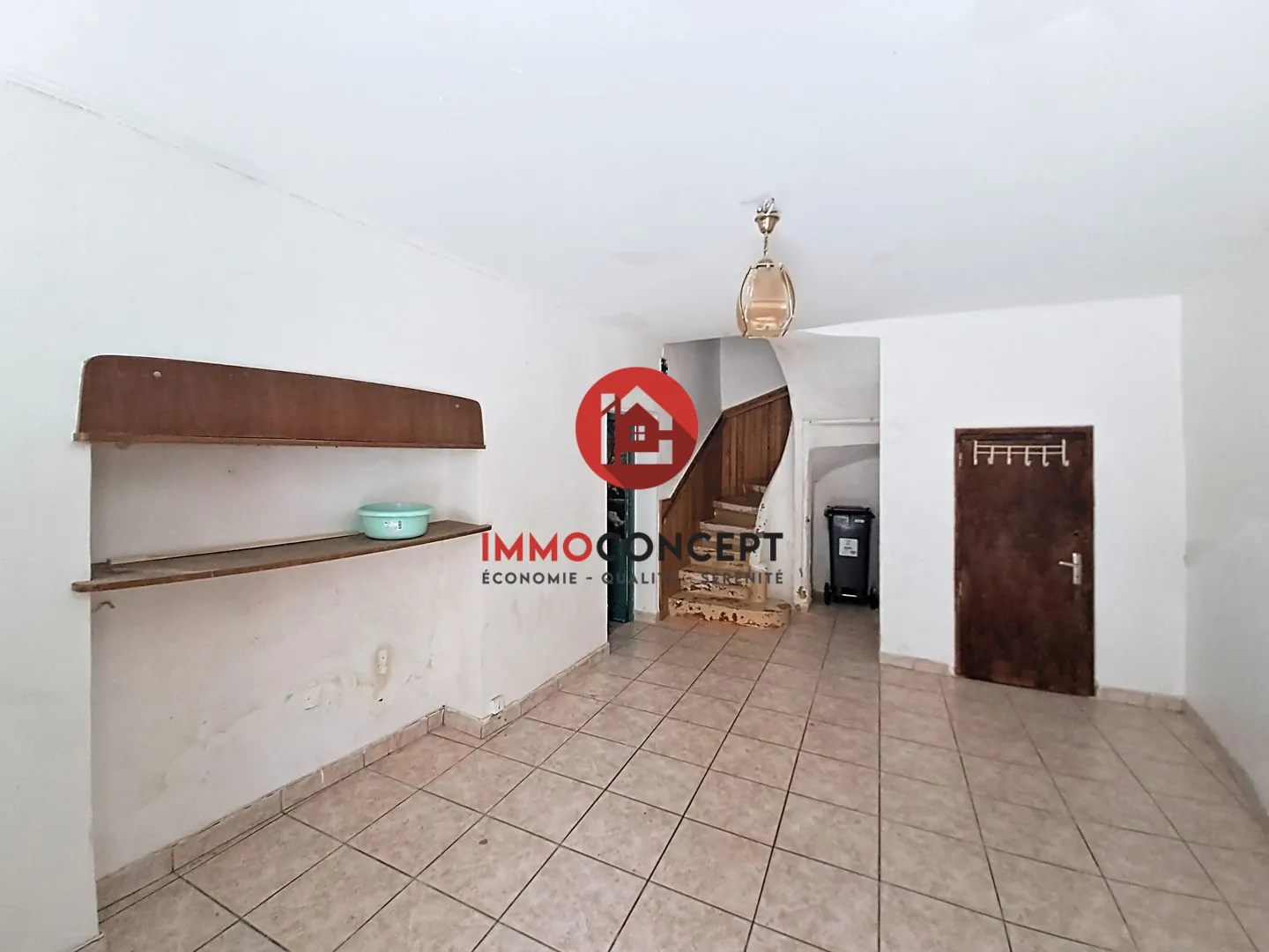 Immeuble à vendre à Roquemaure avec deux appartements locatifs 