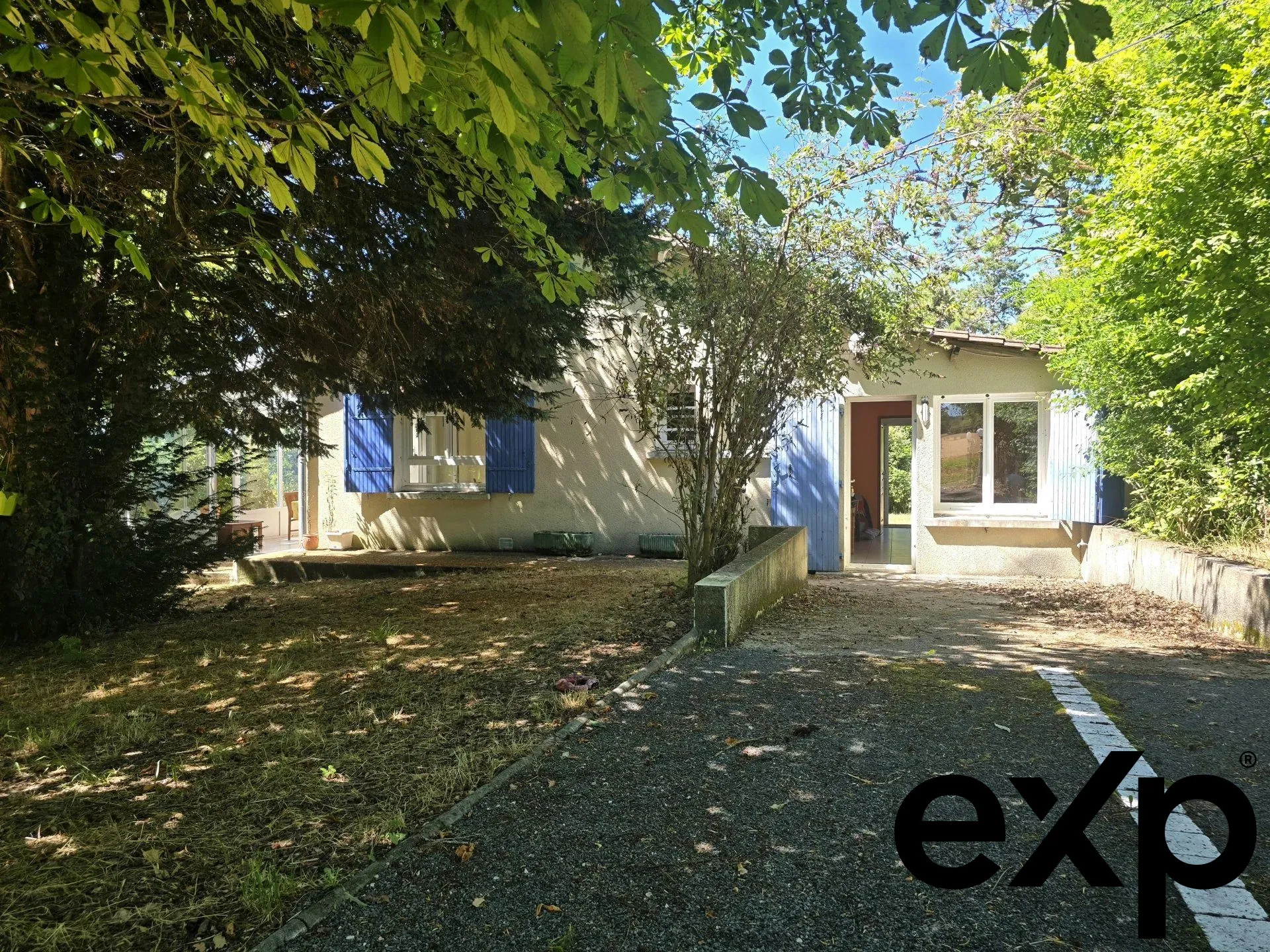 Maison de plain-pied à Verteillac avec parc et véranda, idéale famille