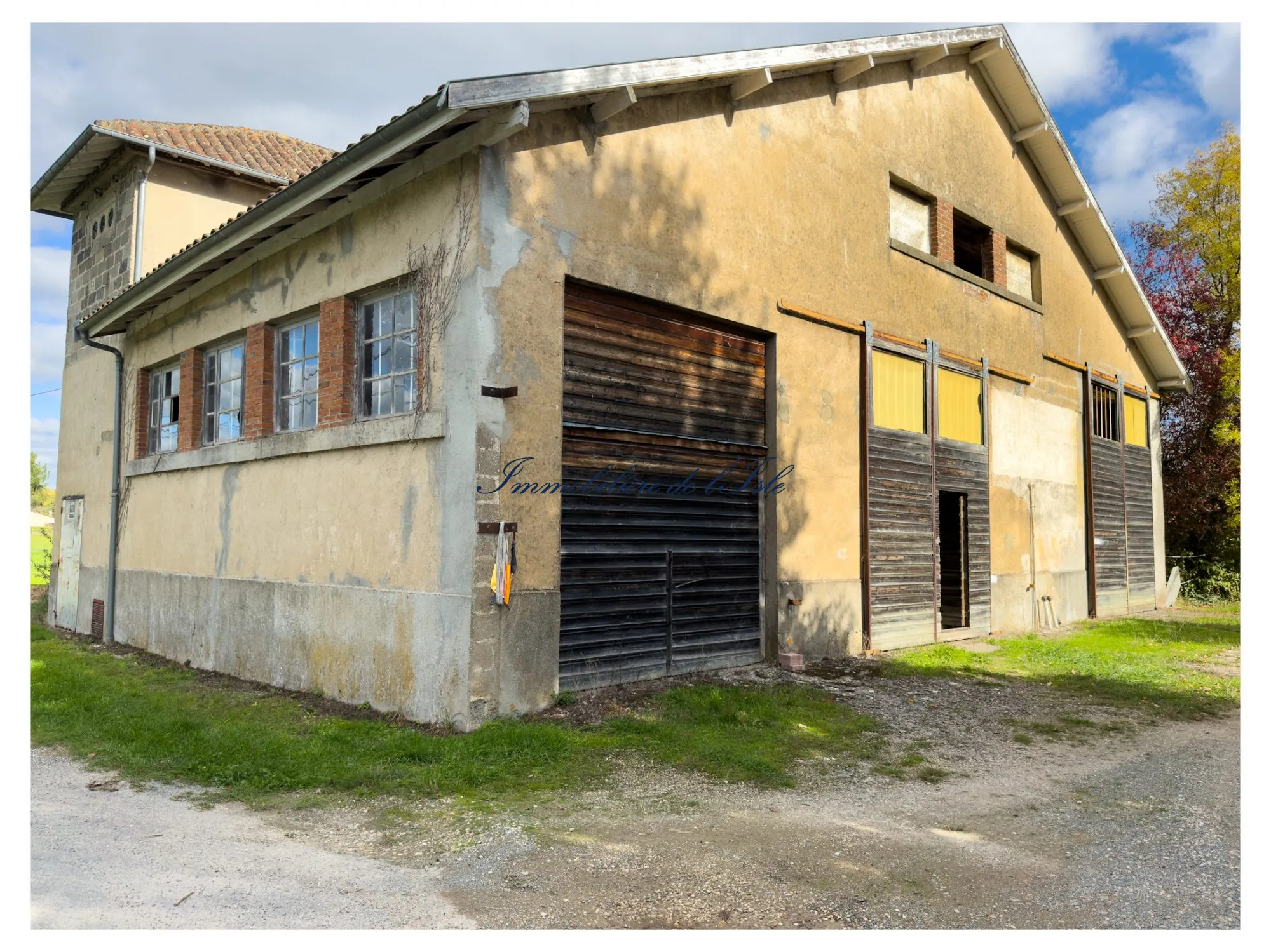 Atelier à fort potentiel de rénovation à Agonac, 210 m² sur terrain de 5000 m²