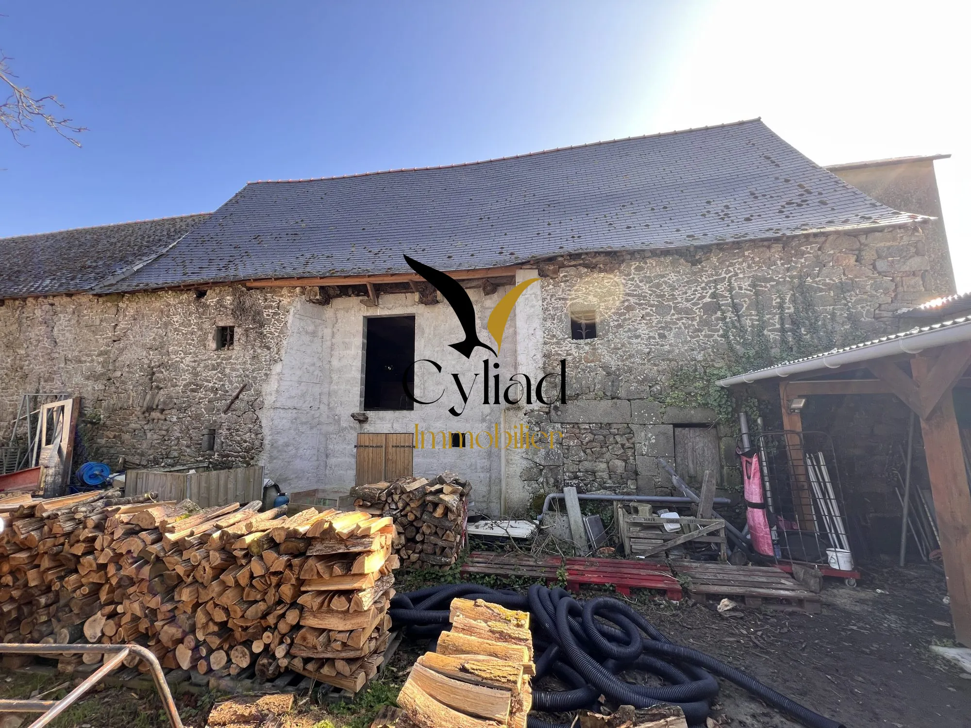 Grange en pierre à rénover avec grand potentiel à Saint-Père