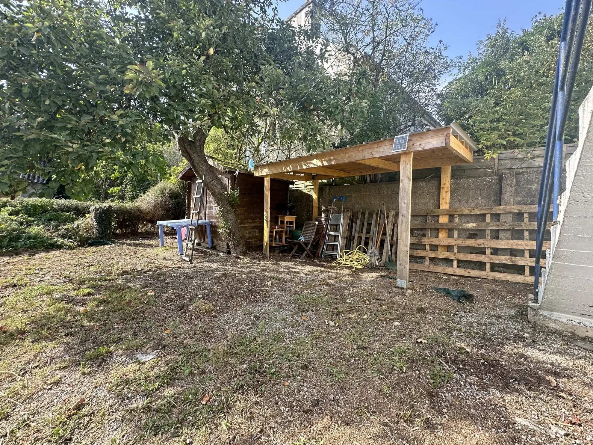 Maison en pierre avec jardin à vendre à Locmalo, 2 chambres, secteur calme 