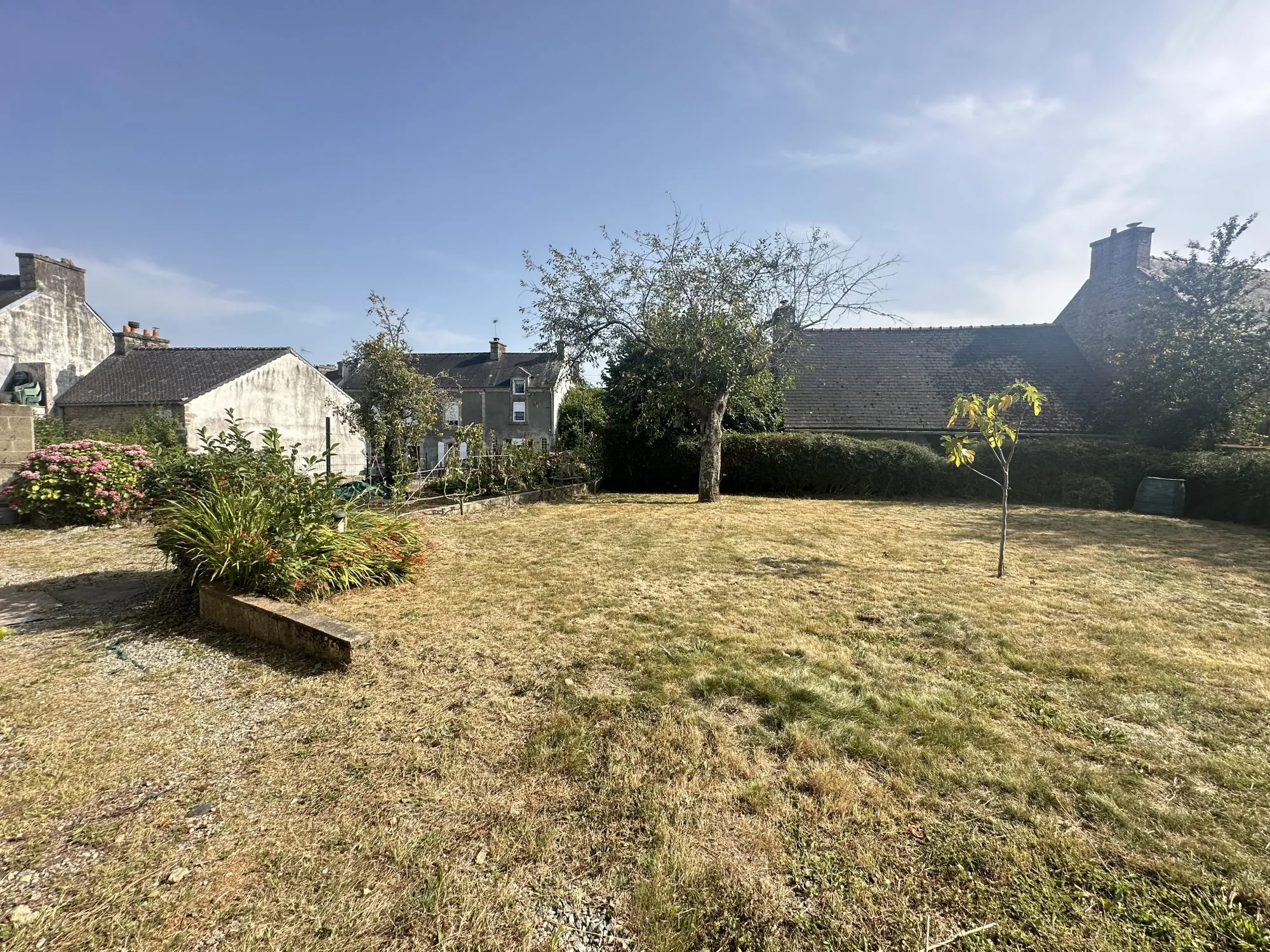 Maison en pierre avec jardin à vendre à Locmalo, 2 chambres, secteur calme 