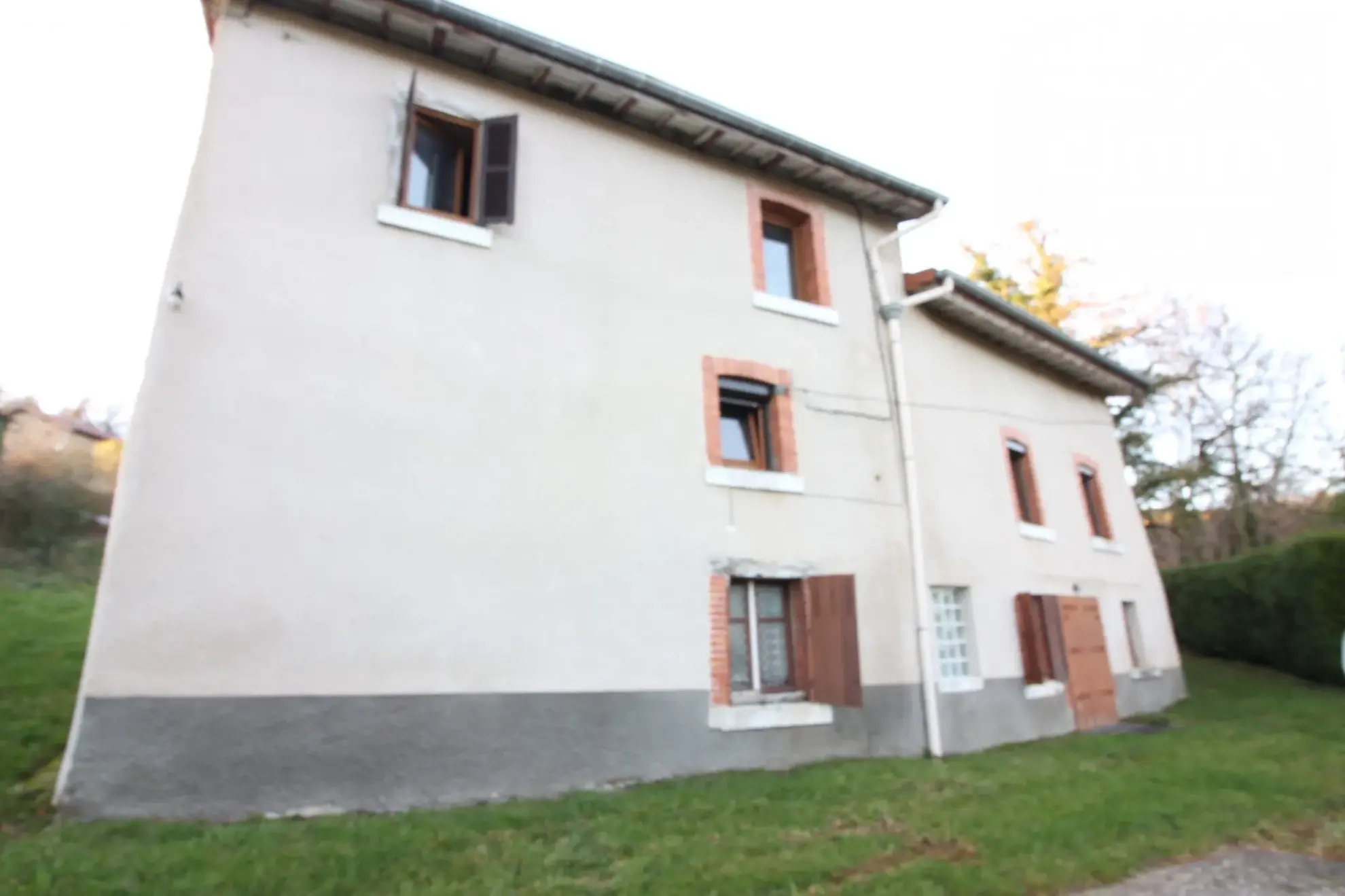 Maison à rafraîchir avec grand terrain à Olliergues (63880) – Charme et potentiel 
