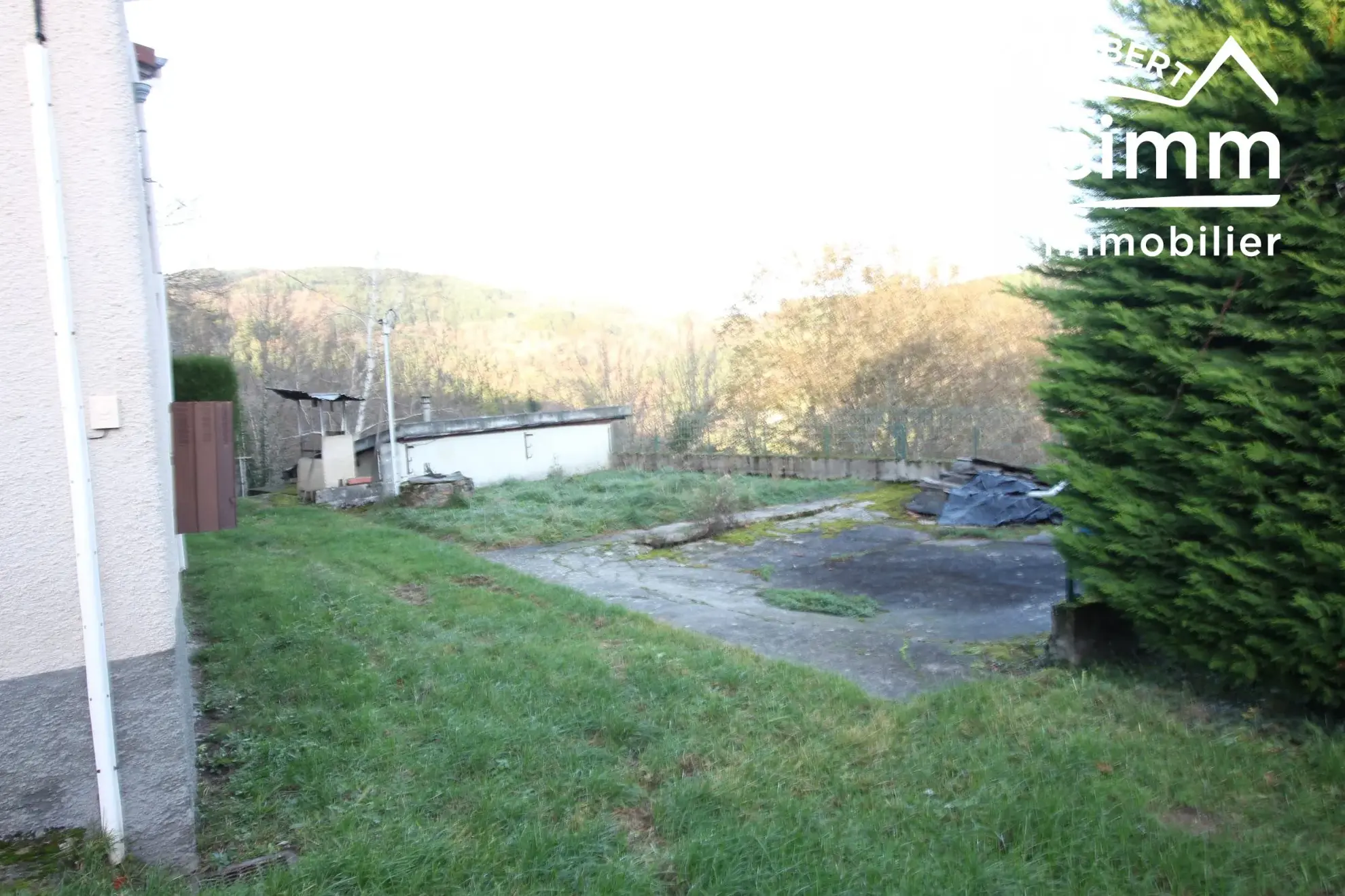 Maison à rafraîchir avec grand terrain à Olliergues (63880) – Charme et potentiel 