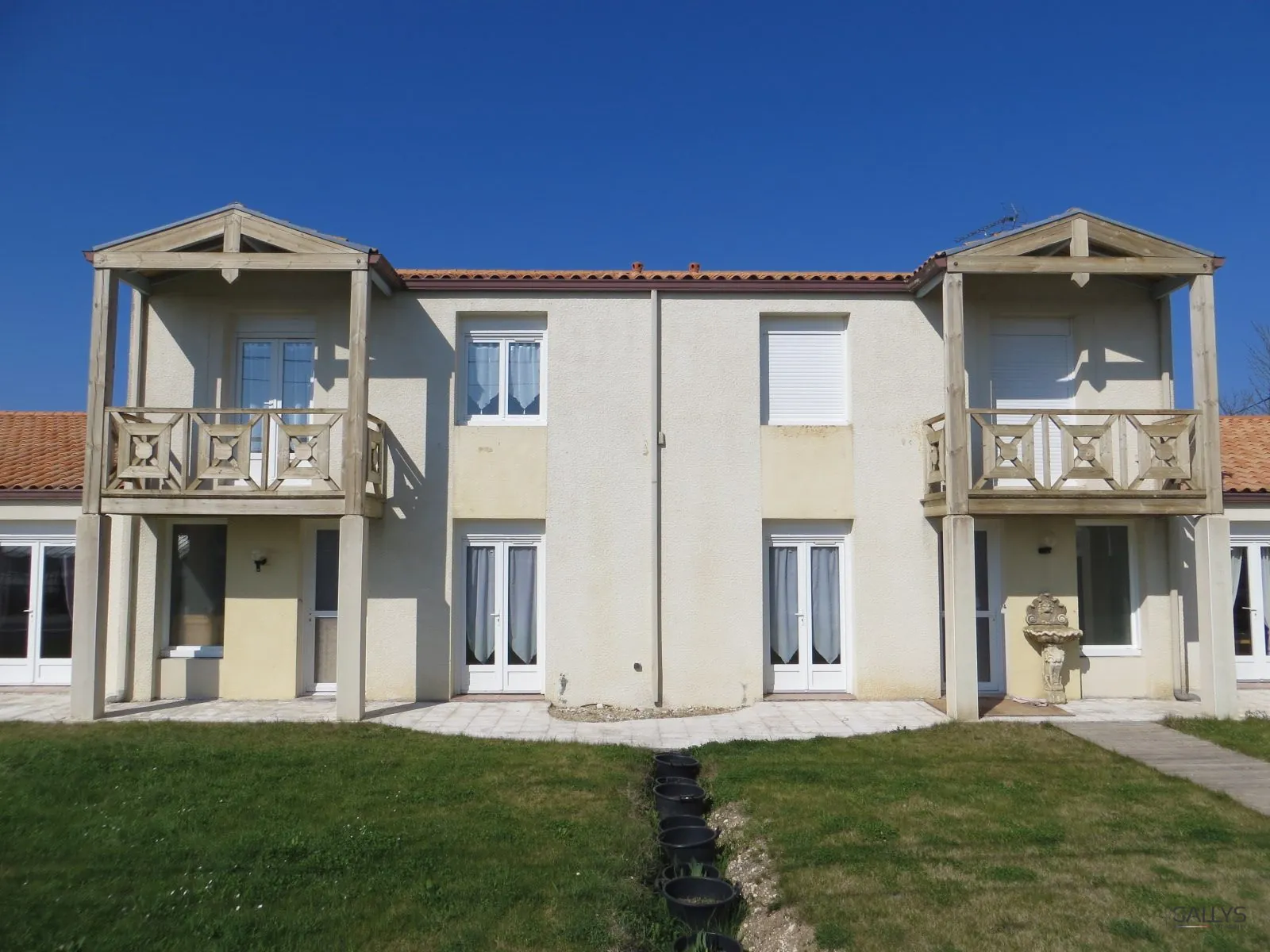 Appartement duplex à rénover à Meschers-sur-Gironde avec parking et jardin