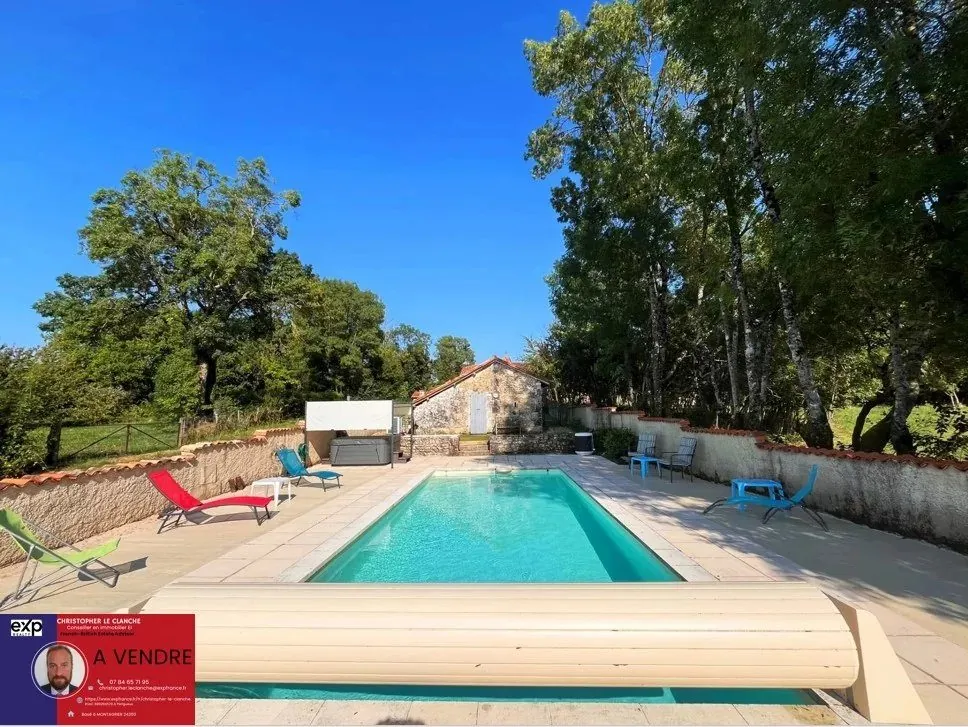 Grande propriété de 157 m² avec piscine, proche de Ribérac, vue panoramique, terrain de 1 hectare 