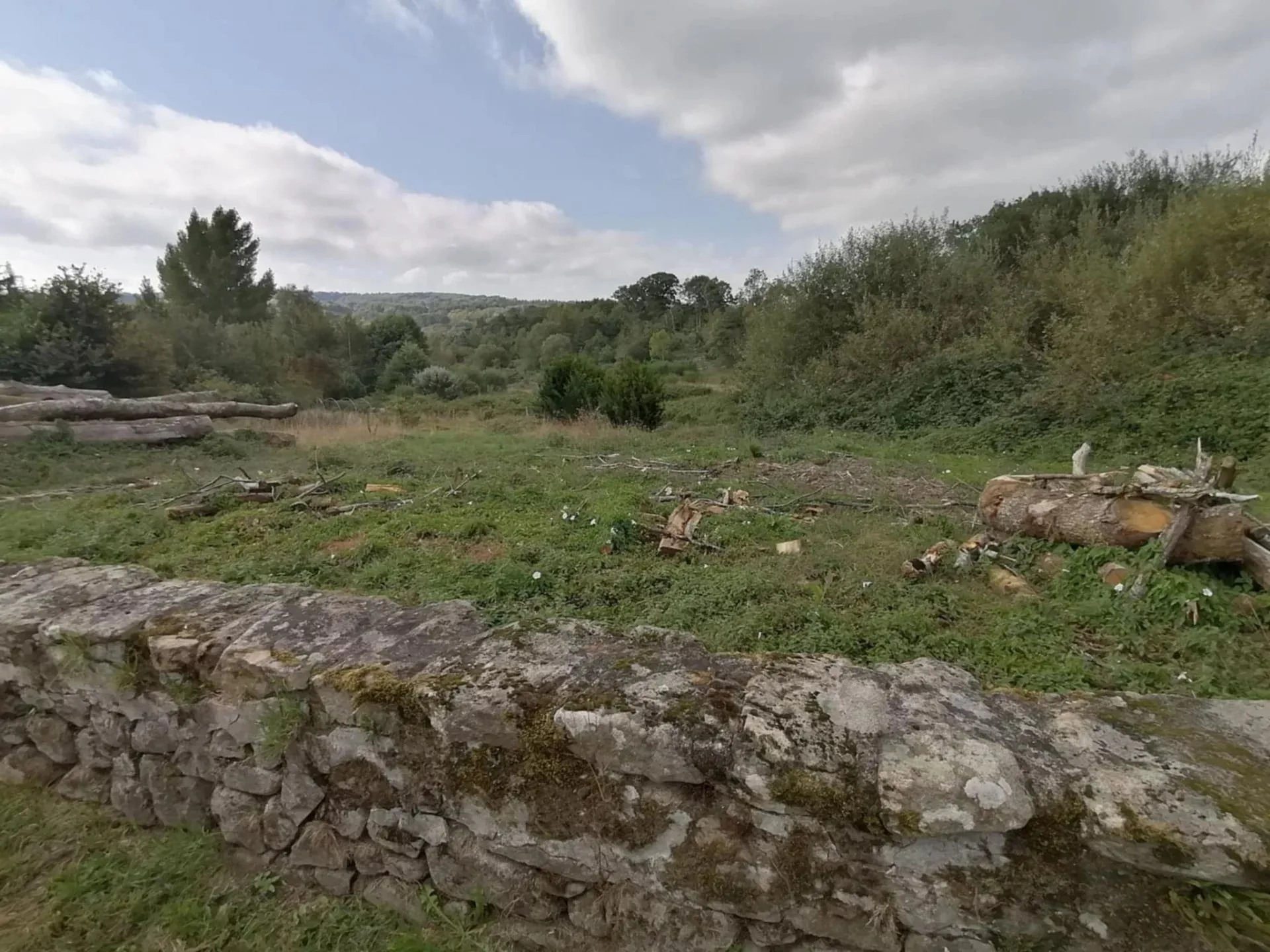Terrain constructible de 1434 m² à Châteauponsac, proche commodités 