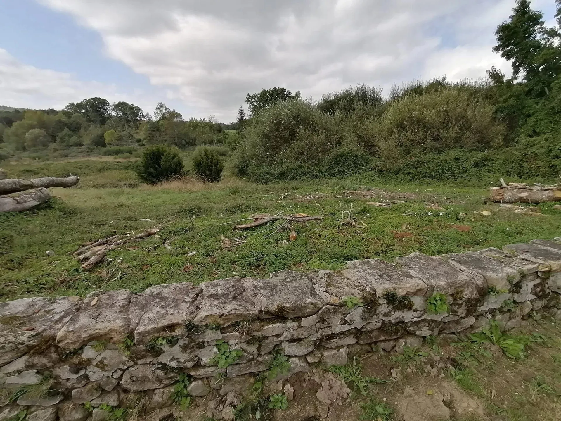 Terrain constructible de 1434 m² à Châteauponsac, proche commodités 