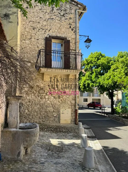 Maison à vendre à Pernes-les-Fontaines — 60 m², 2 chambres, balcon, centre-ville 