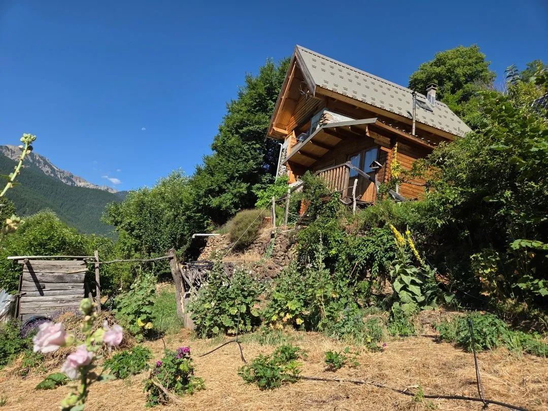 Charmante ancienne grange rénovée à Isola, terrain de 10 174 m², idéal pour autonomie et vie en montagne 