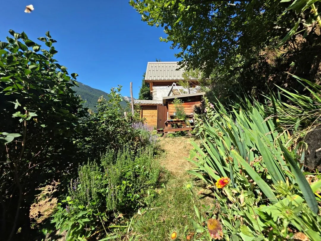 Charmante ancienne grange rénovée à Isola, terrain de 10 174 m², idéal pour autonomie et vie en montagne 