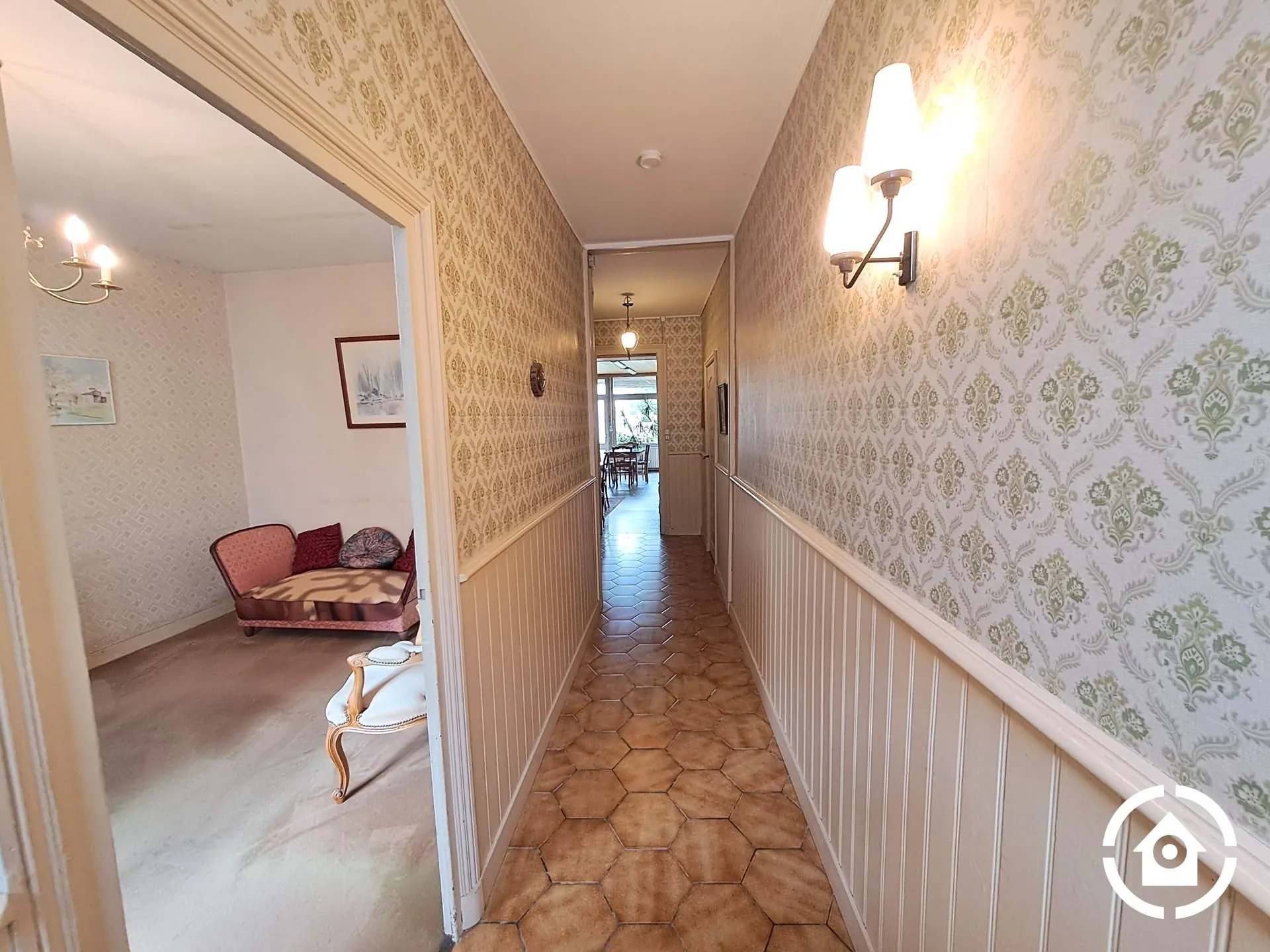 Maison de ville à rénover avec jardin et garage à Jarnac 