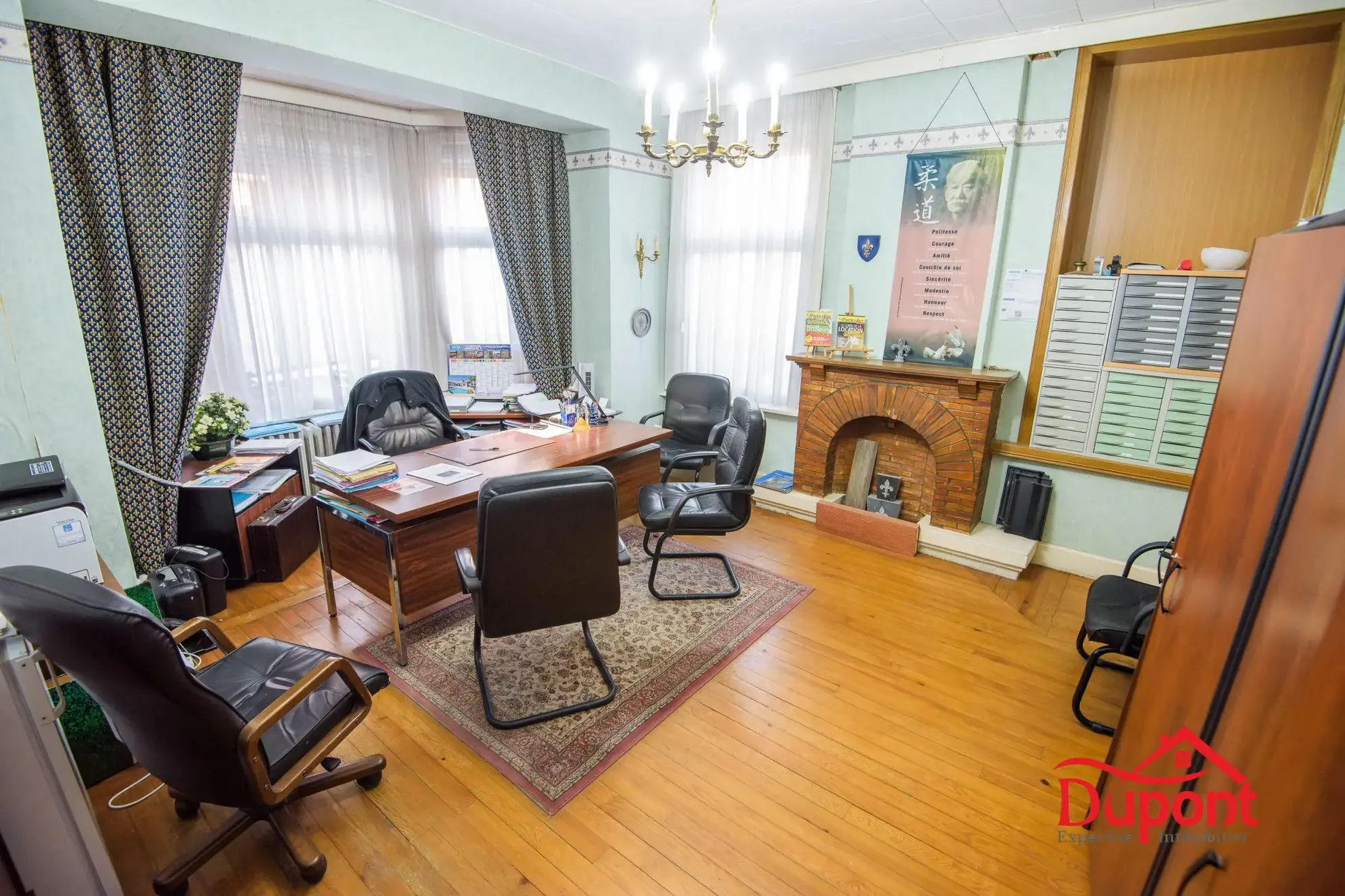 Bâtiment professionnel avec showroom à Condé-sur-l'Escaut – Bureaux et espaces d'exposition