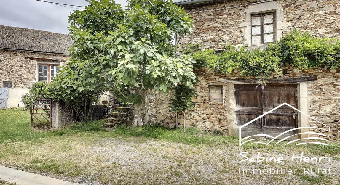 Maison spacieuse avec dépendances, jardin et vue en campagne proche de Sauveterre-de-Rouergue
