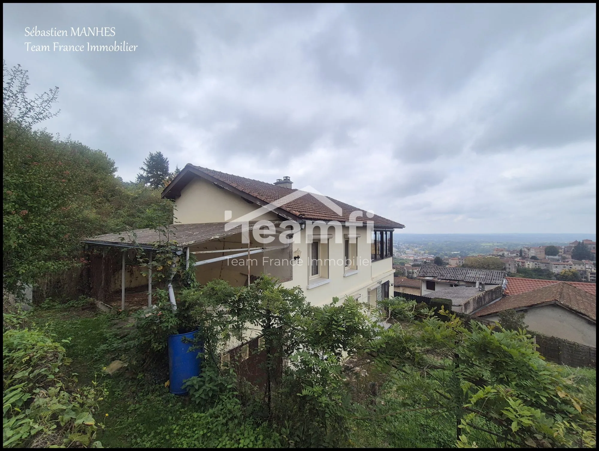 Maison à vendre à Thiers avec vue panoramique et grand potentiel de rénovation