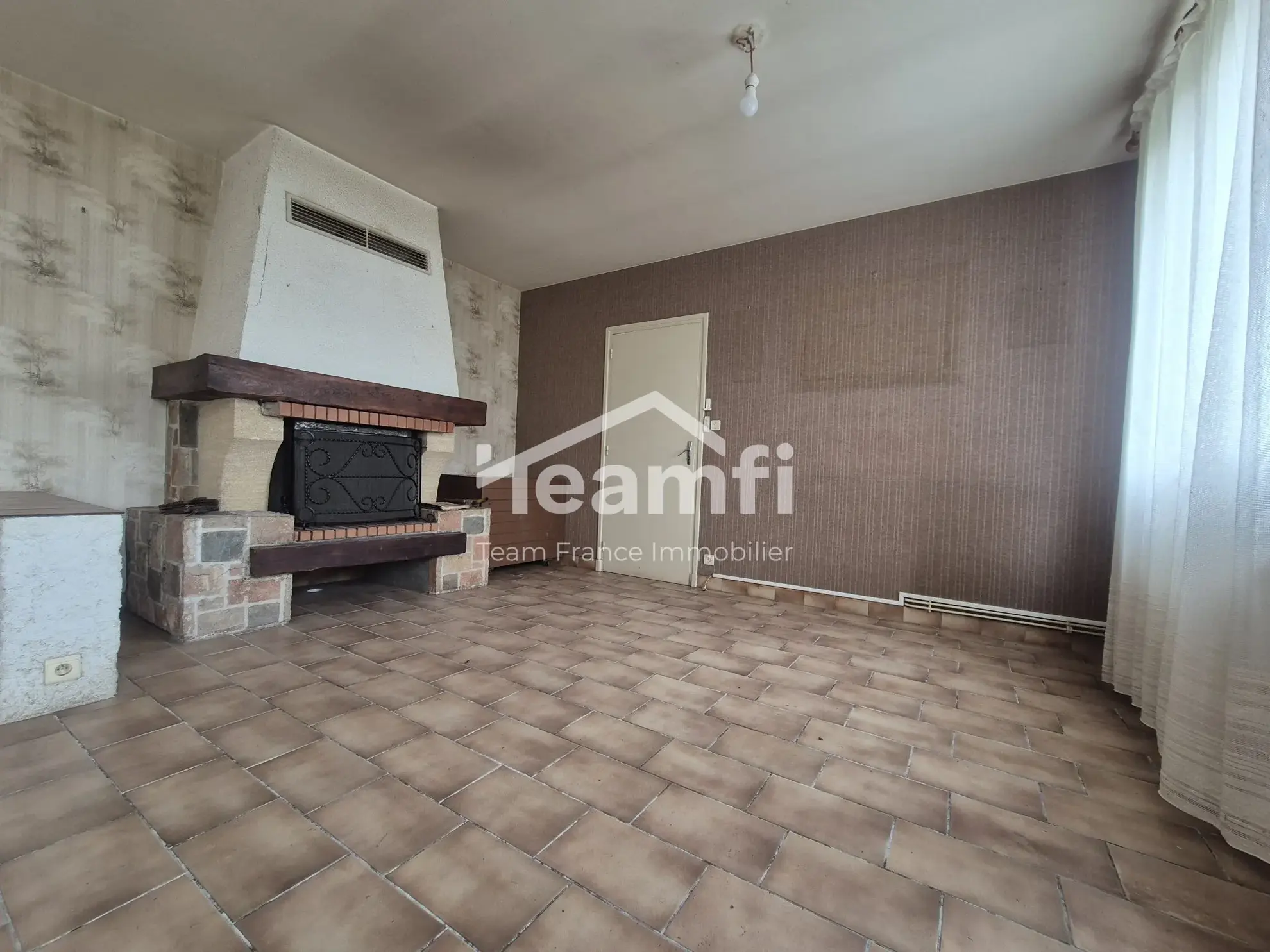 Maison à vendre à Thiers avec vue panoramique et grand potentiel de rénovation 