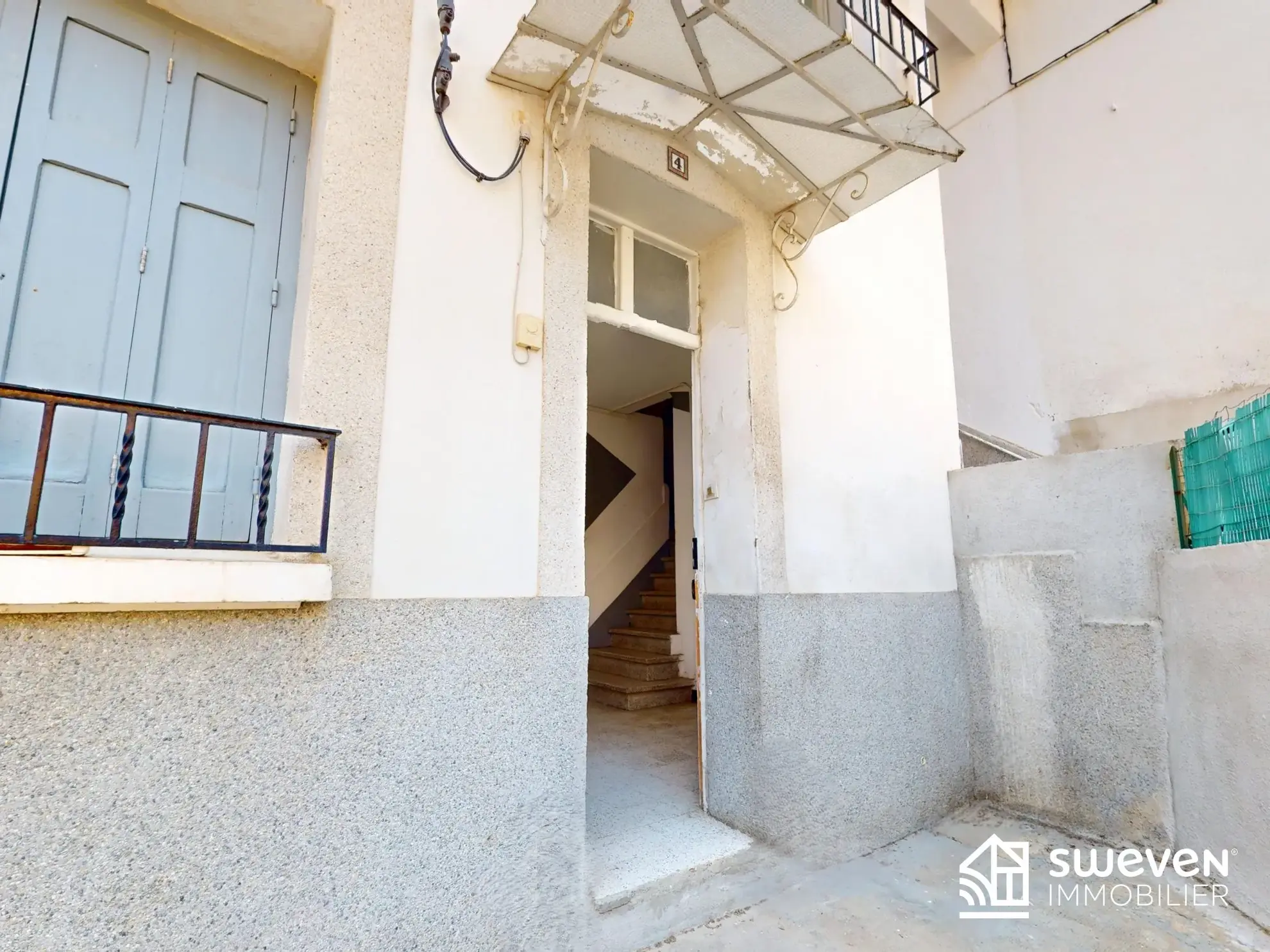 Immeuble discret à Saint-Féliu-d'Avall avec deux appartements et cour conviviale