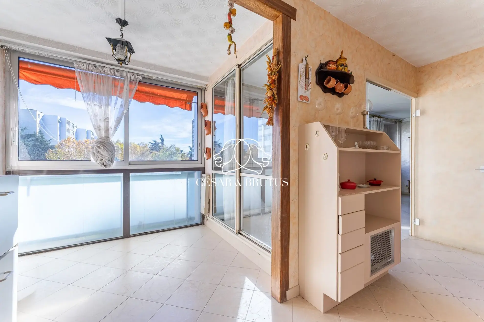 Appartement T4 de 90 m² à Vénissieux avec garage et proche commodités 