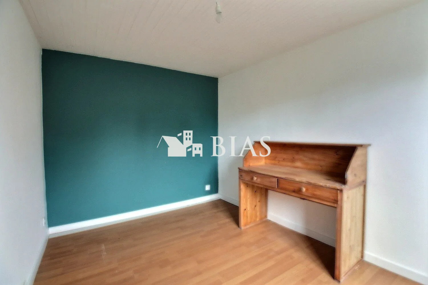 Maison à vendre à Saint-Pair - 2 chambres, garage, proche du centre 