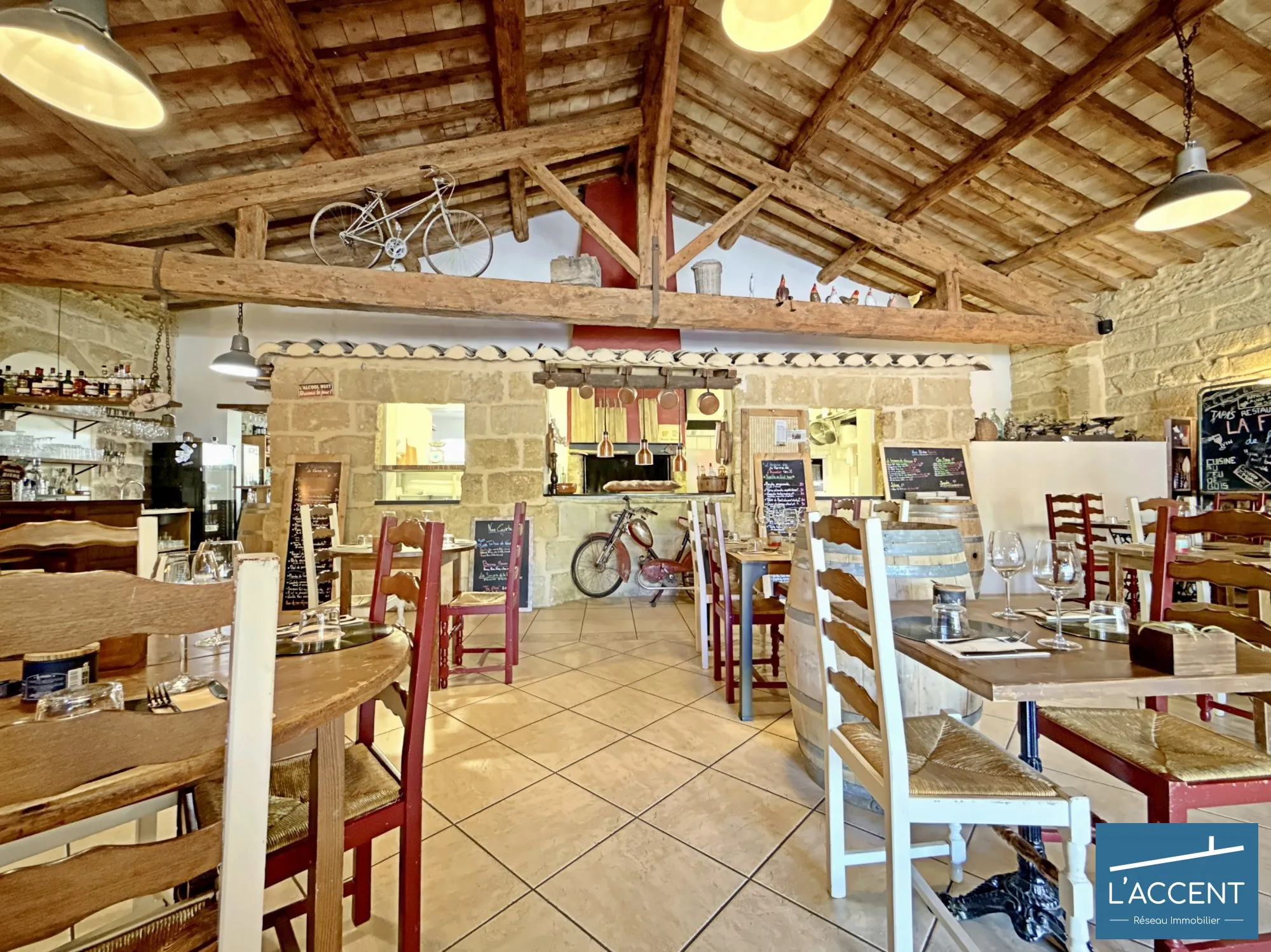 Restaurant traditionnel grill au feu de bois à Vauvert - Opportunité à saisir