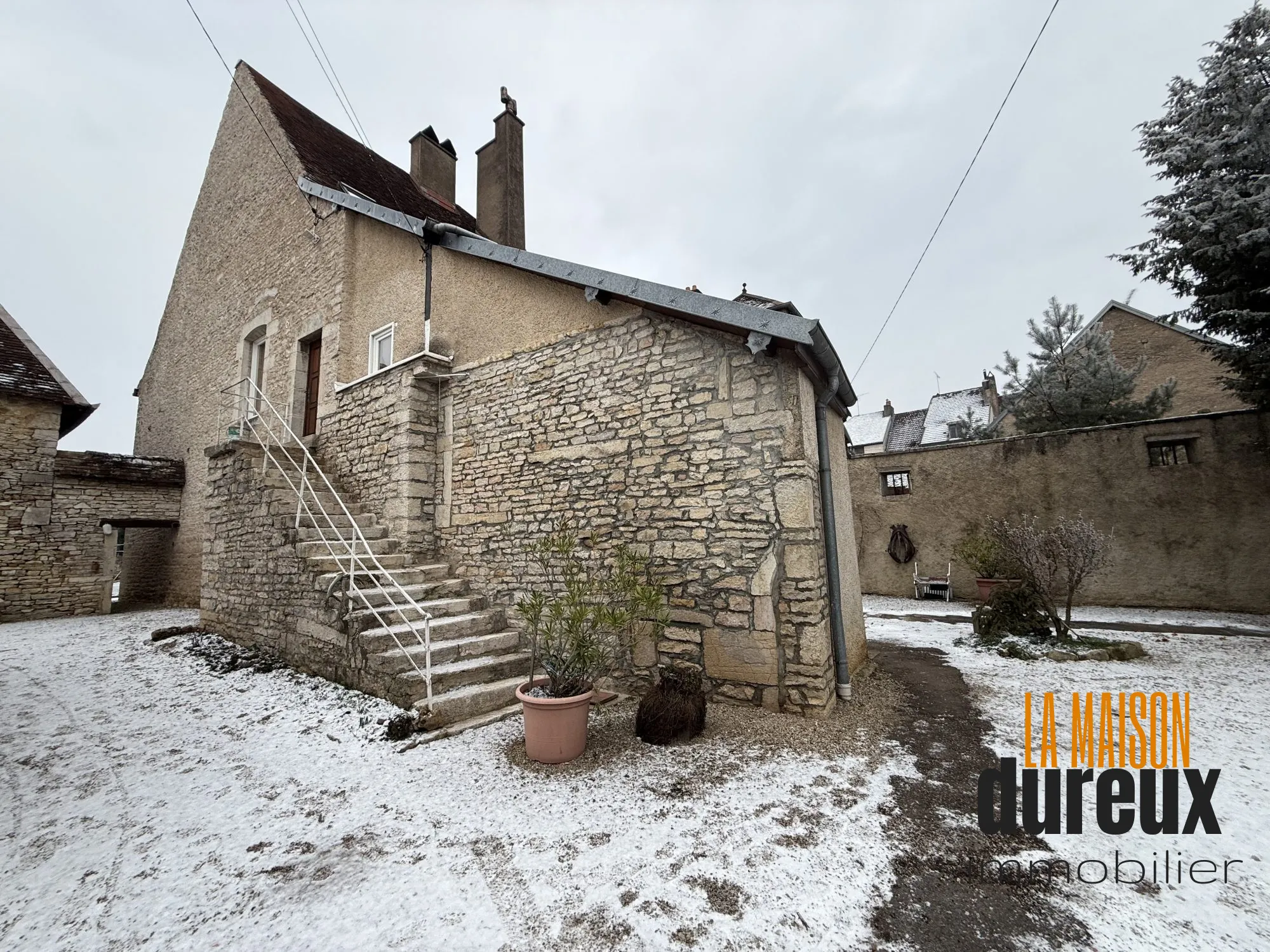 Maison en pierre à Gy avec grand terrain et potentiel de rénovation 