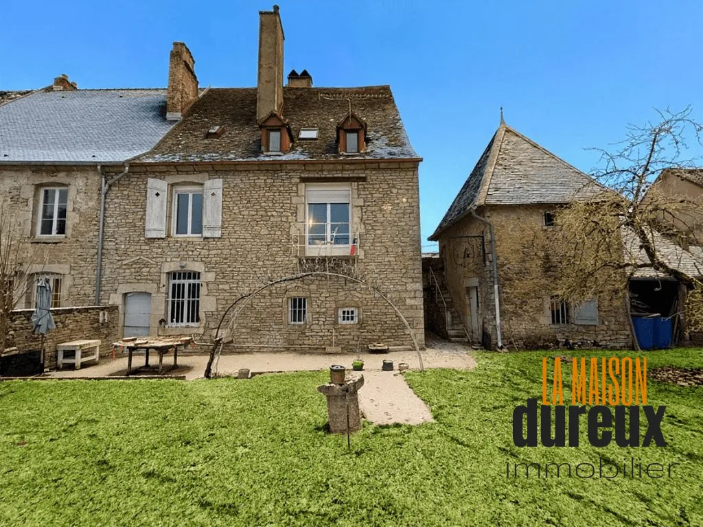 Maison en pierre à Gy avec grand terrain et potentiel de rénovation