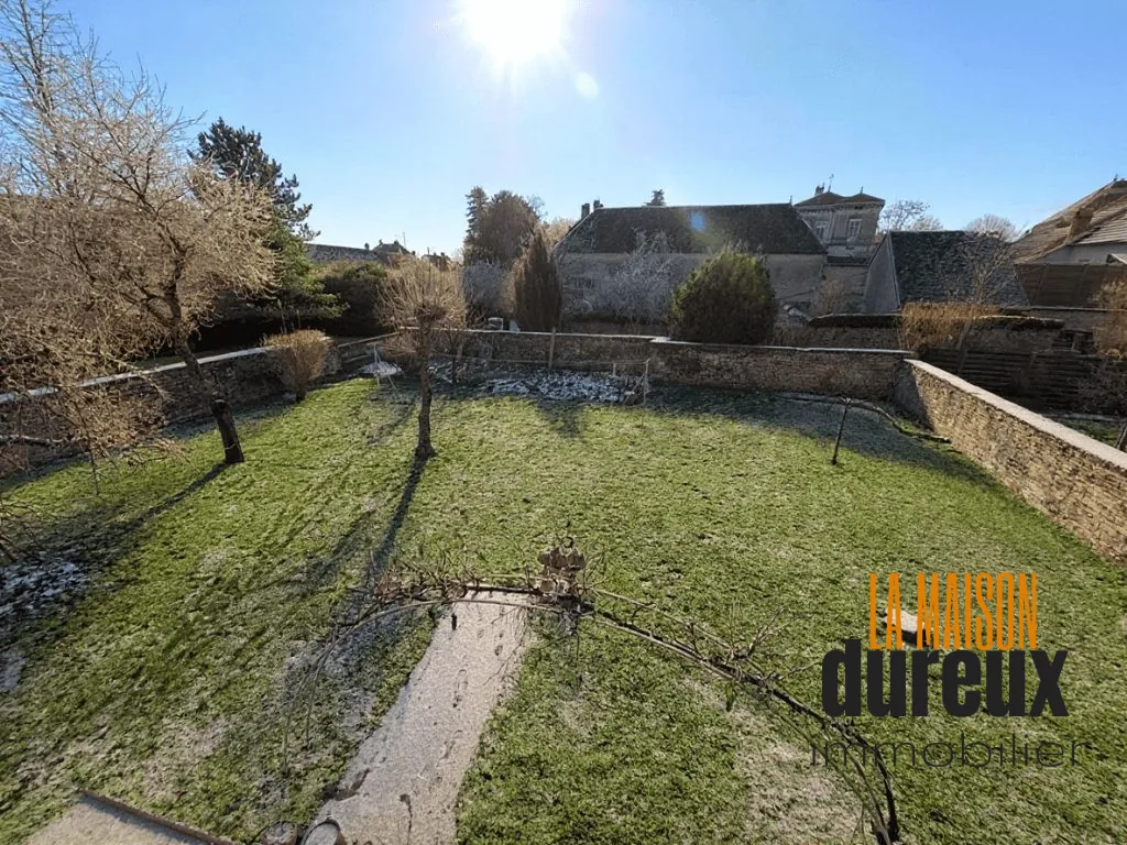 Maison en pierre à Gy avec grand terrain et potentiel de rénovation 