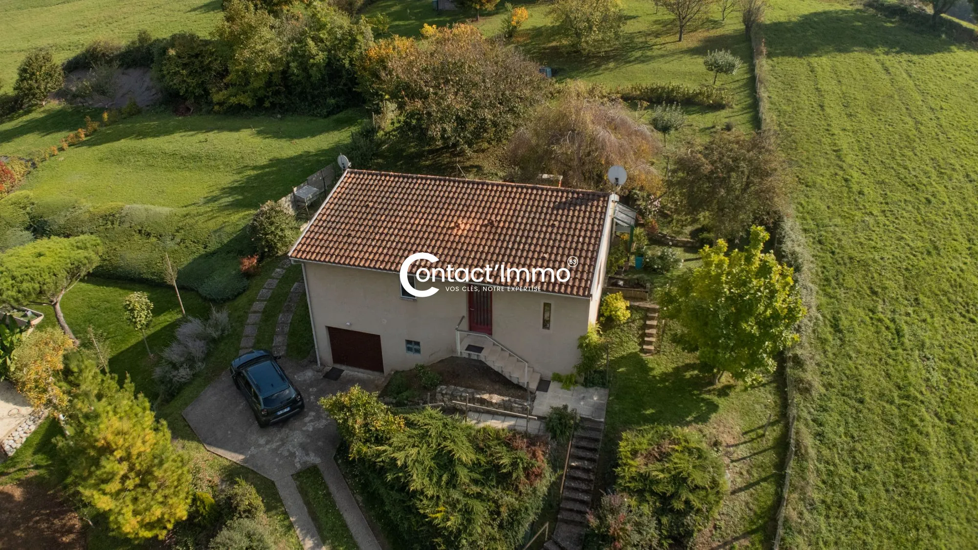 Maison individuelle à vendre avec 2 chambres, garage et grand terrain à Vic-le-Comte