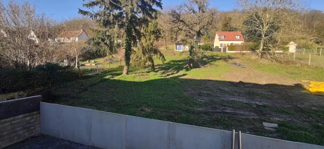 Terrain constructible de 759 m² à Vic-sur-Aisne près des écoles et services 