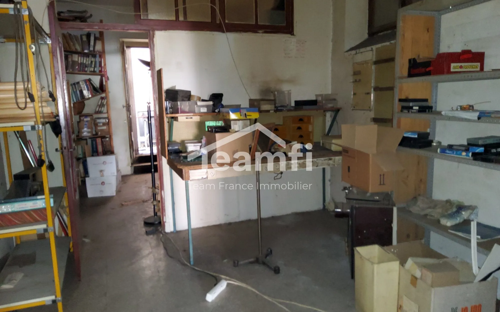 Local commercial à Saint-Ambroix avec grand potentiel et faible rénovation 