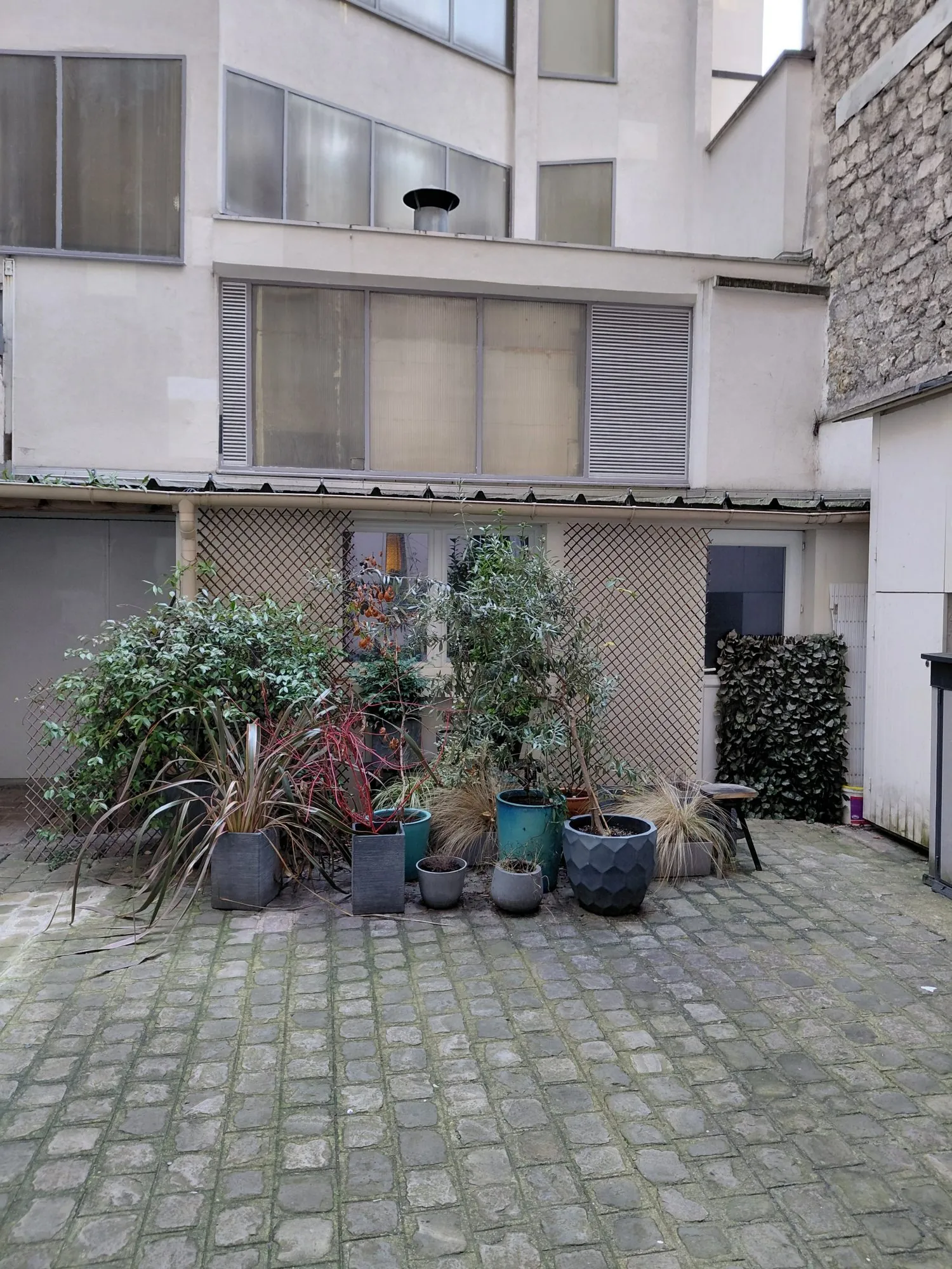 Remise de 8 m² à Paris 17e pour stockage, porte sécurisée