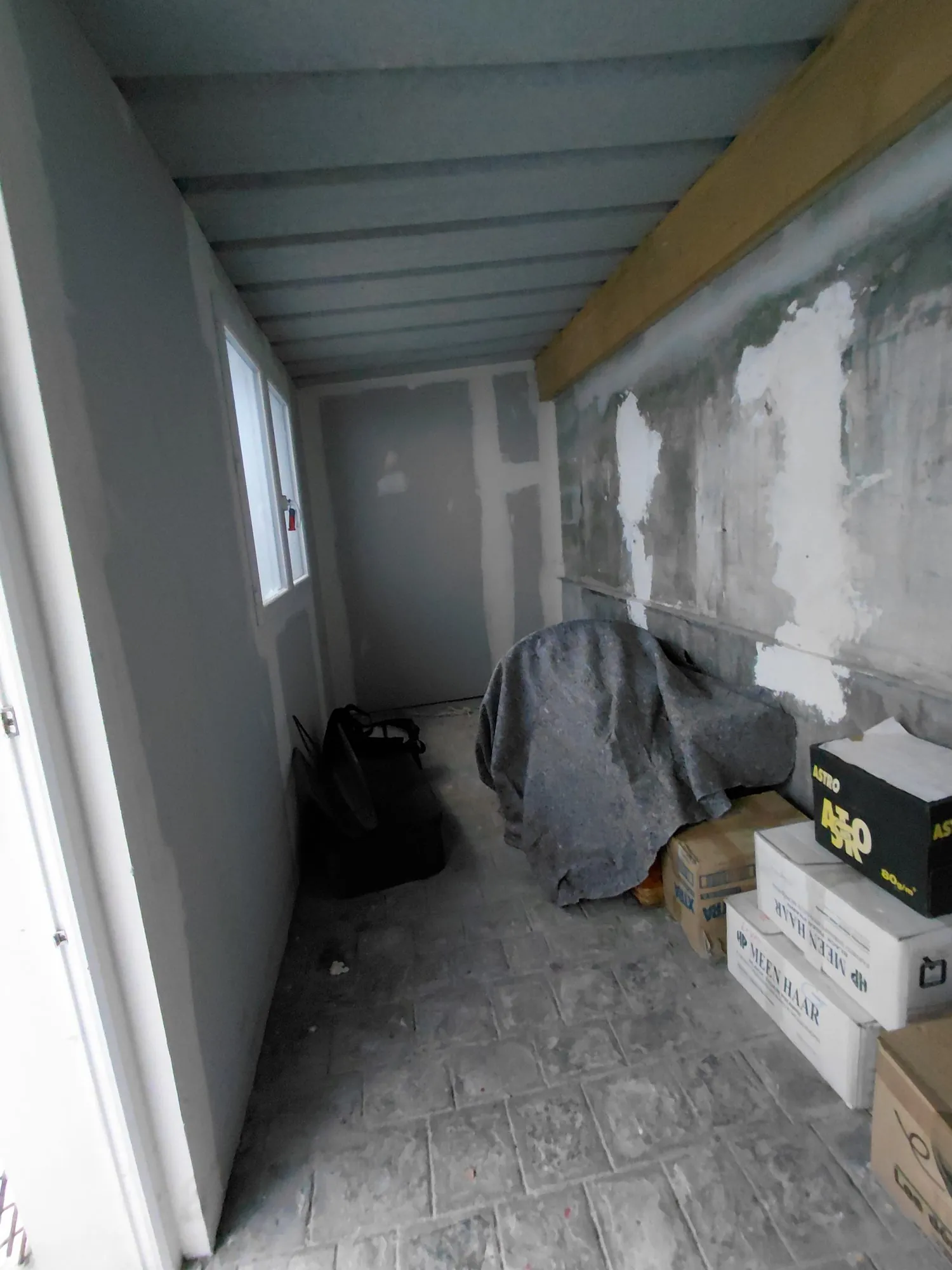 Remise de 8 m² à Paris 17e pour stockage, porte sécurisée 