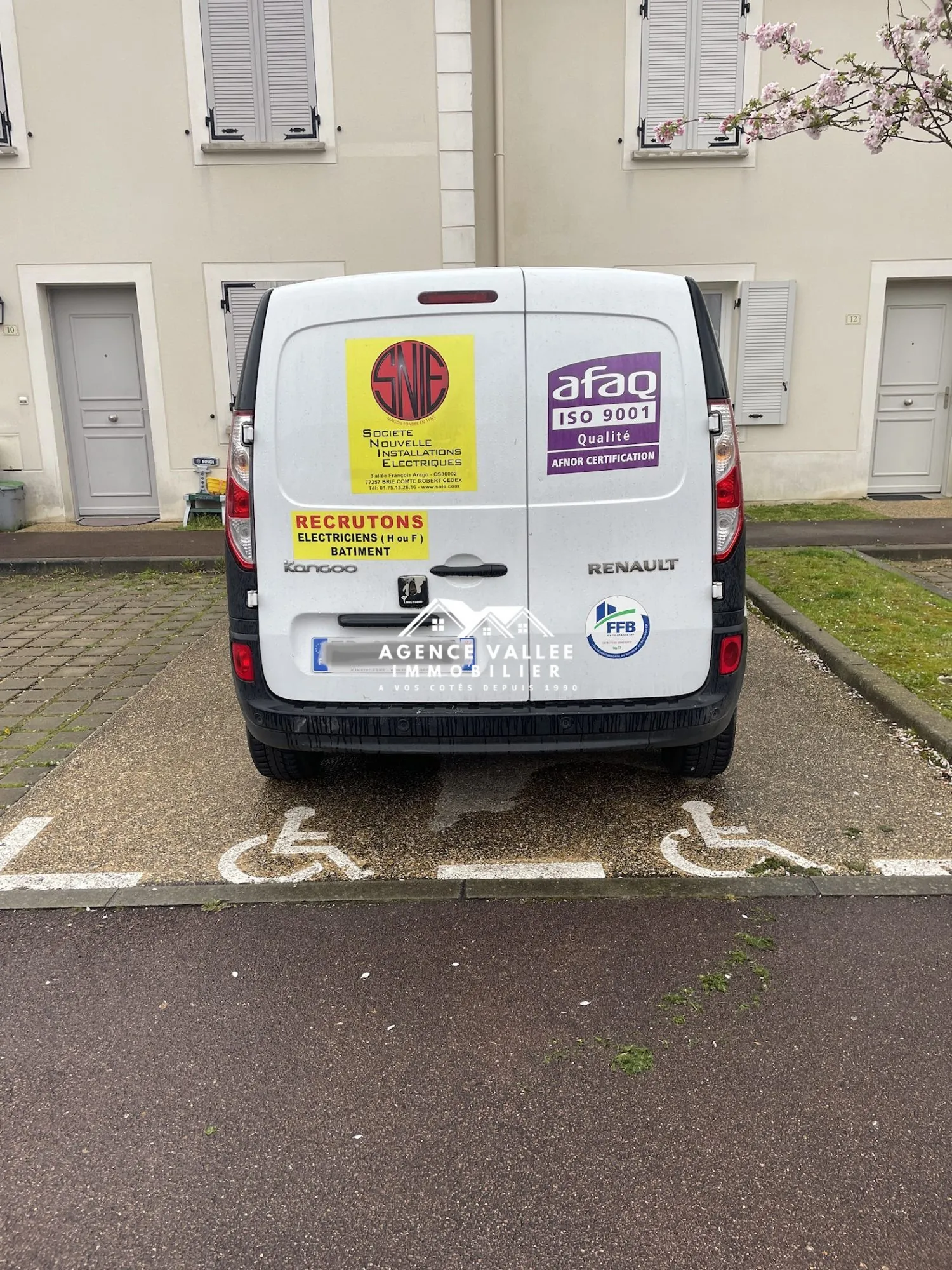 Place de stationnement handicapée à Saint-Pierre-du-Perray - 17 m² 