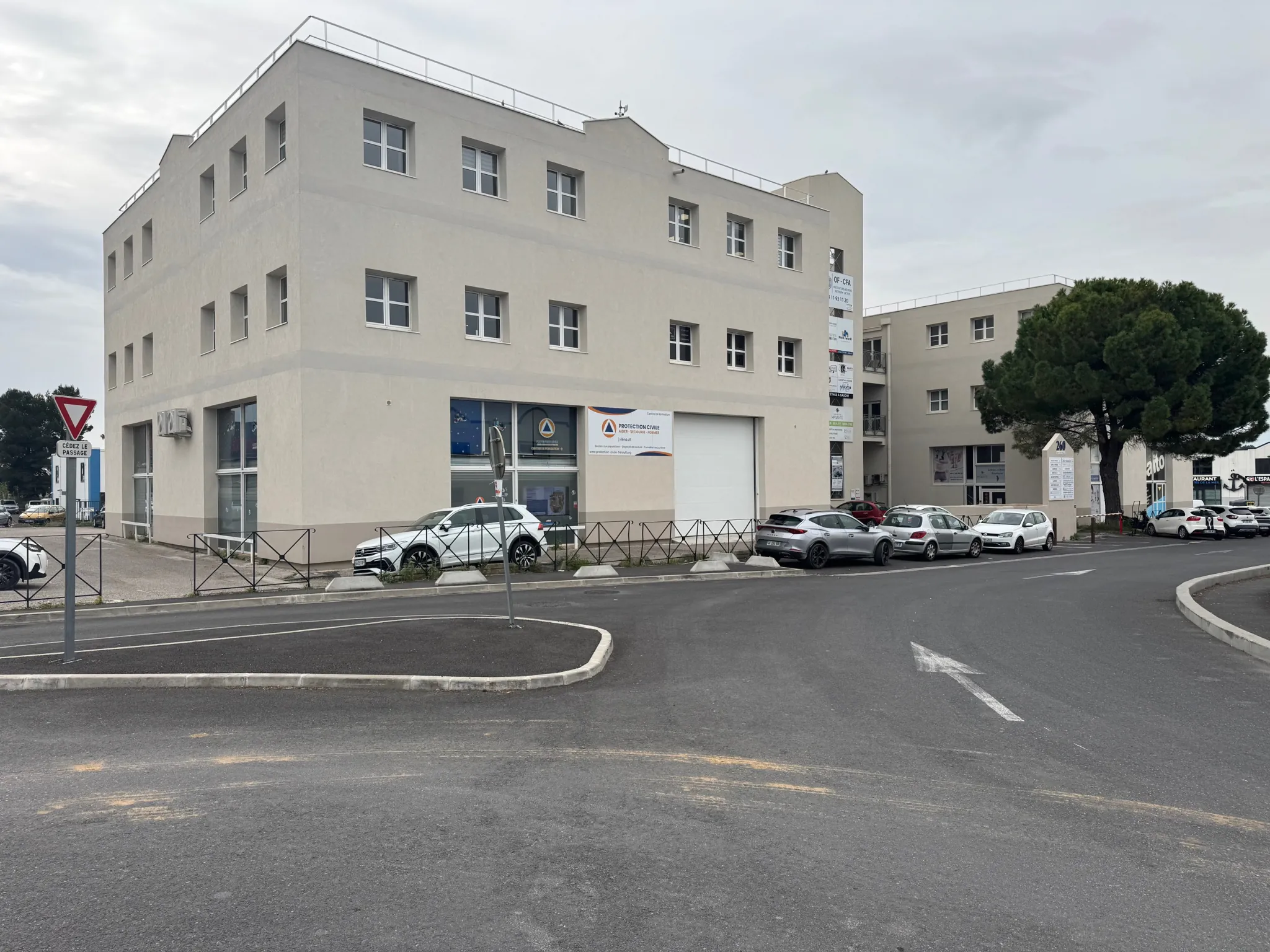 Bureaux Open Space à Lattes de 121 m² avec Parking et Sécurité