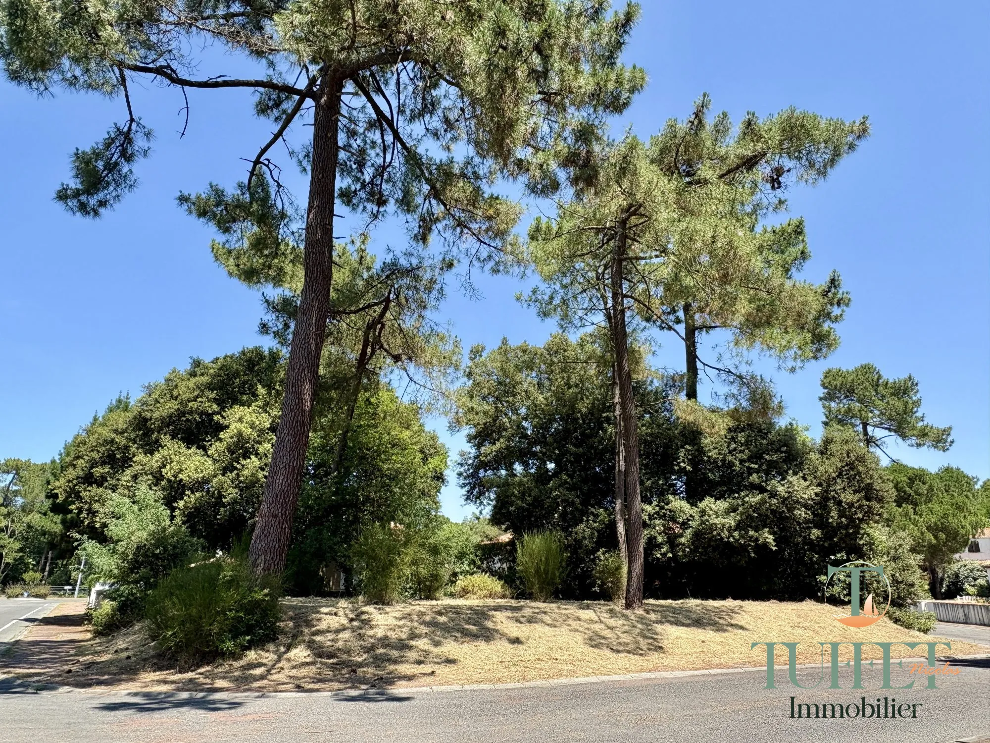 Terrain constructible rare à Roncé-les-Bains proche de la mer