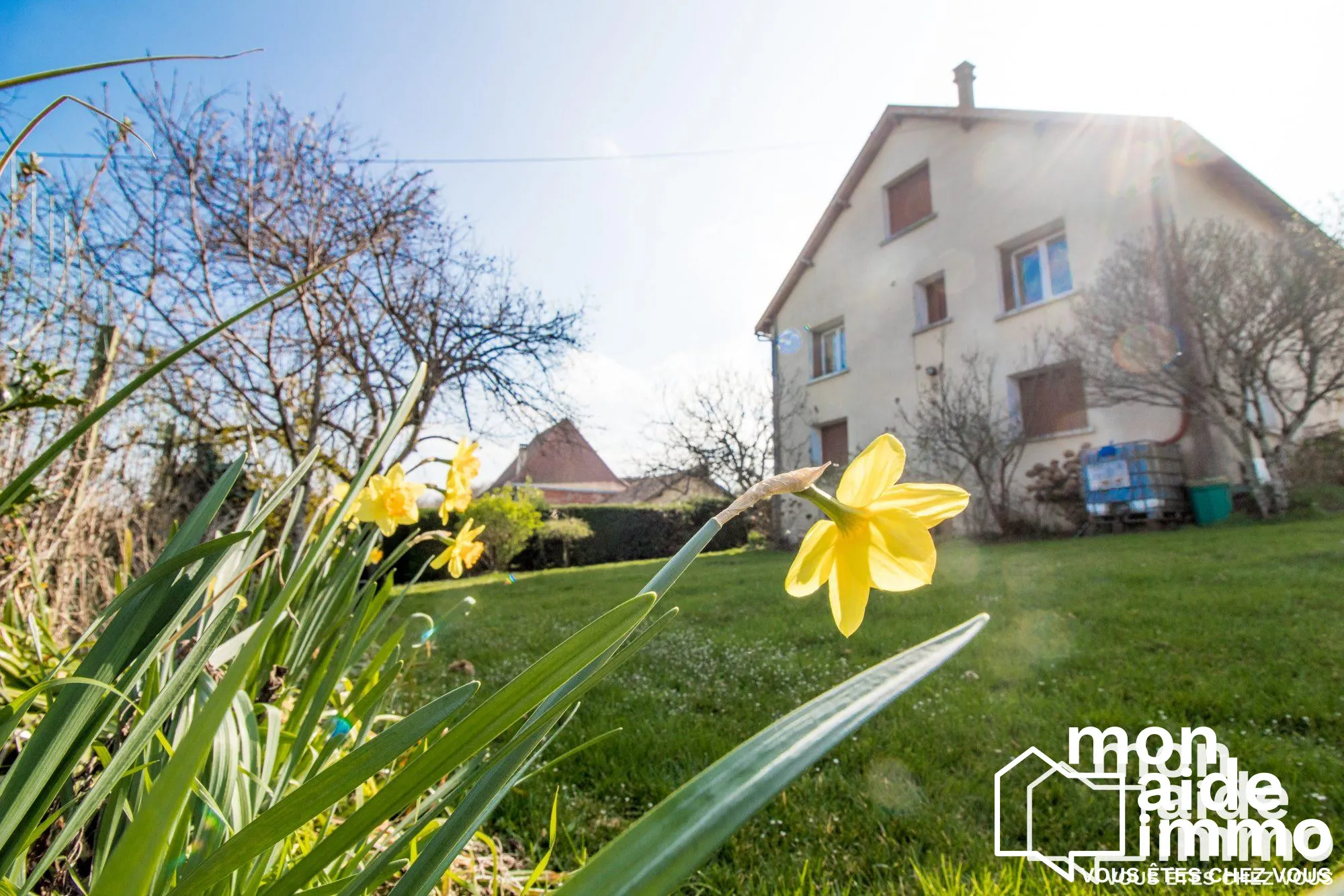 Magnifique maison en pierre avec dépendances et grand terrain à Nanthiat