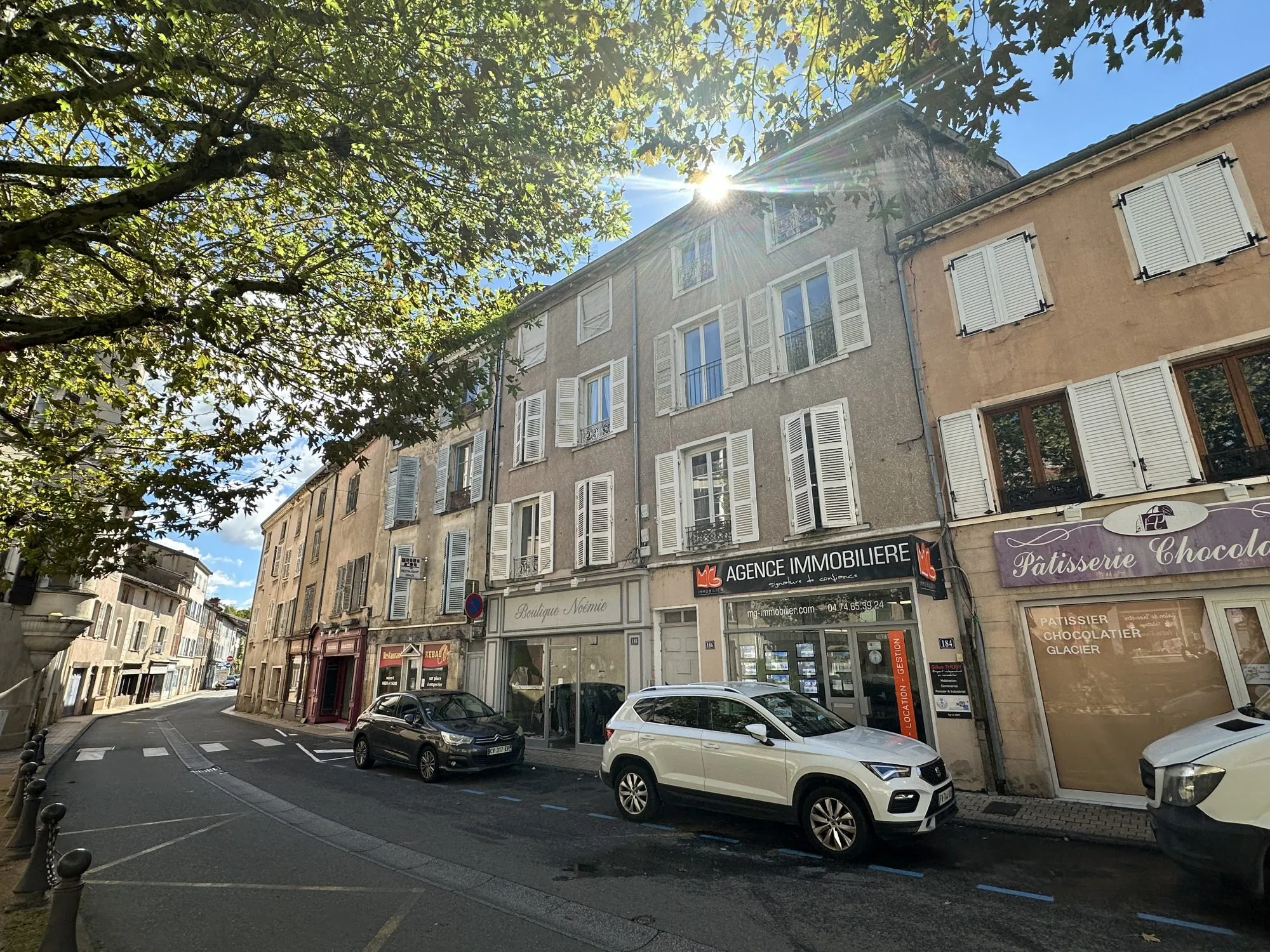 Façade de l'Immeuble  Immeuble de rapport à Beaujeu avec local commercial et T2 loués, forte rentabilité