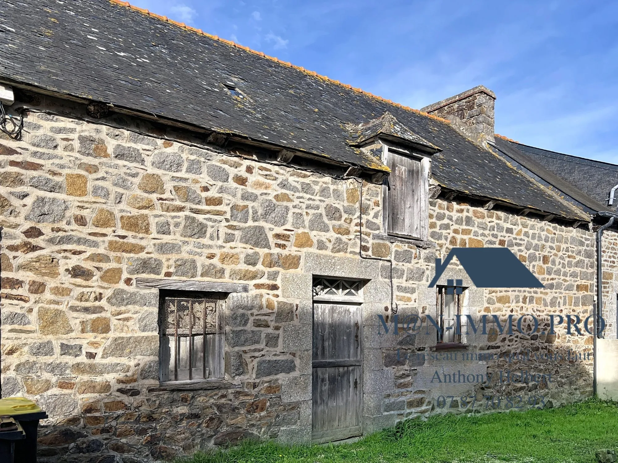 Longère en pierres à rénover à Langueux, proche du GR 34, terrain disponible, prix attractif