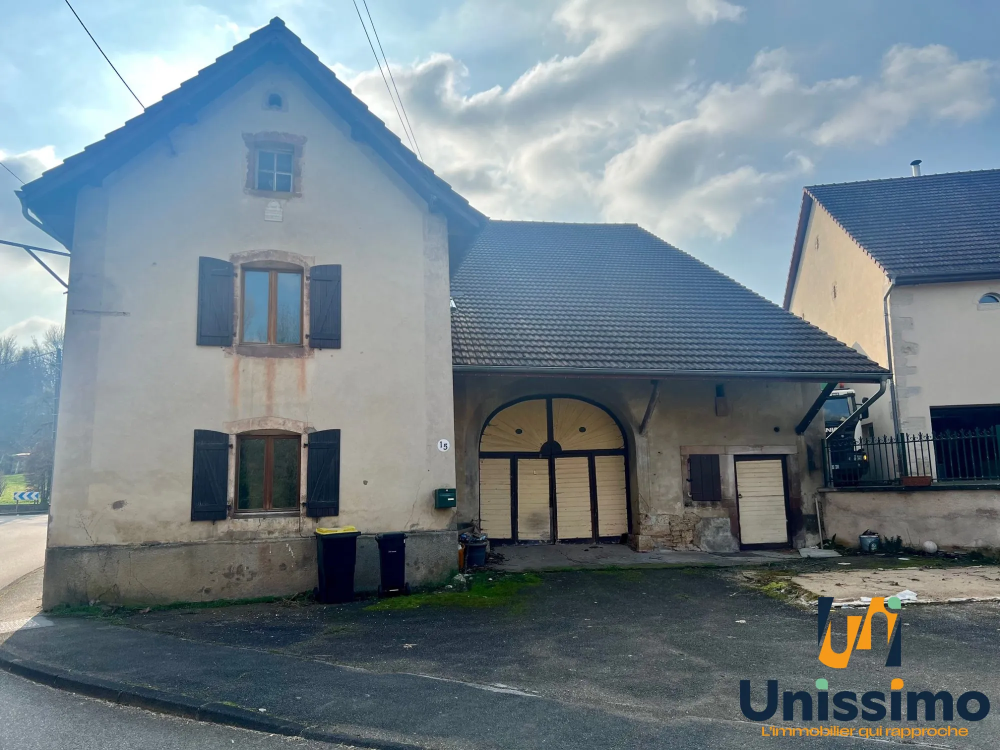 Ferme à Issans avec deux appartements et grande grange, idéale pour résidence ou investissement