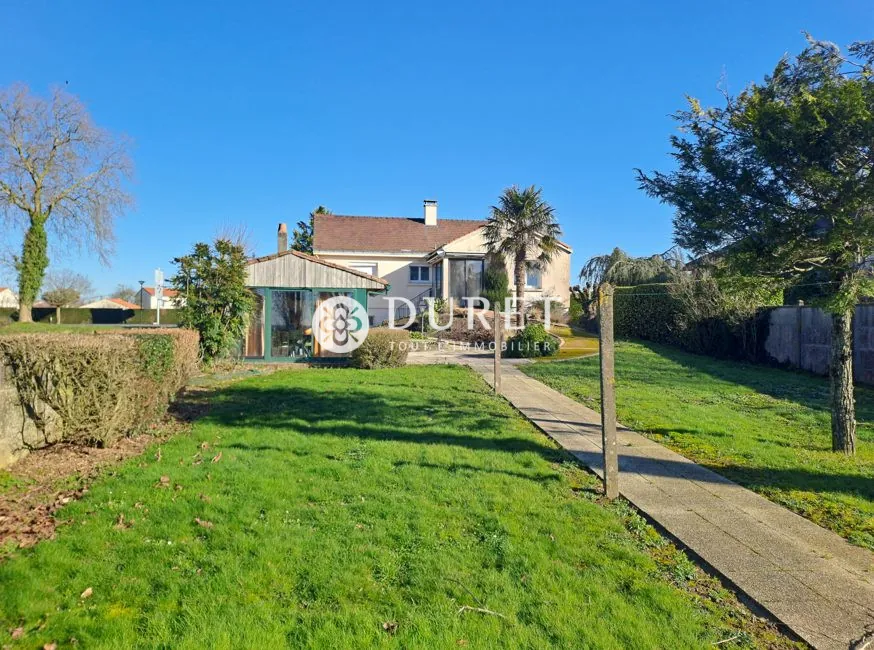 Maison à vendre à Saint-Fulgent avec sous-sol et jardin de 1000 m²