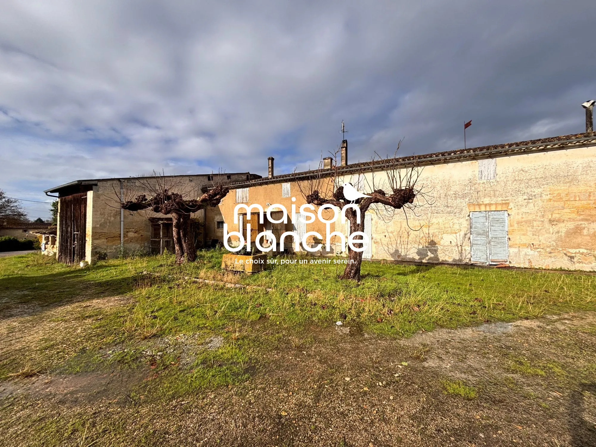 Maison à rénover de 130 m² à Saint-Denis-de-Pile avec fort potentiel