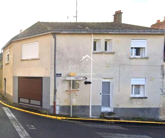 Façade de la maison Charmante maison à Charnizay avec jardin et potentiel de rénovation