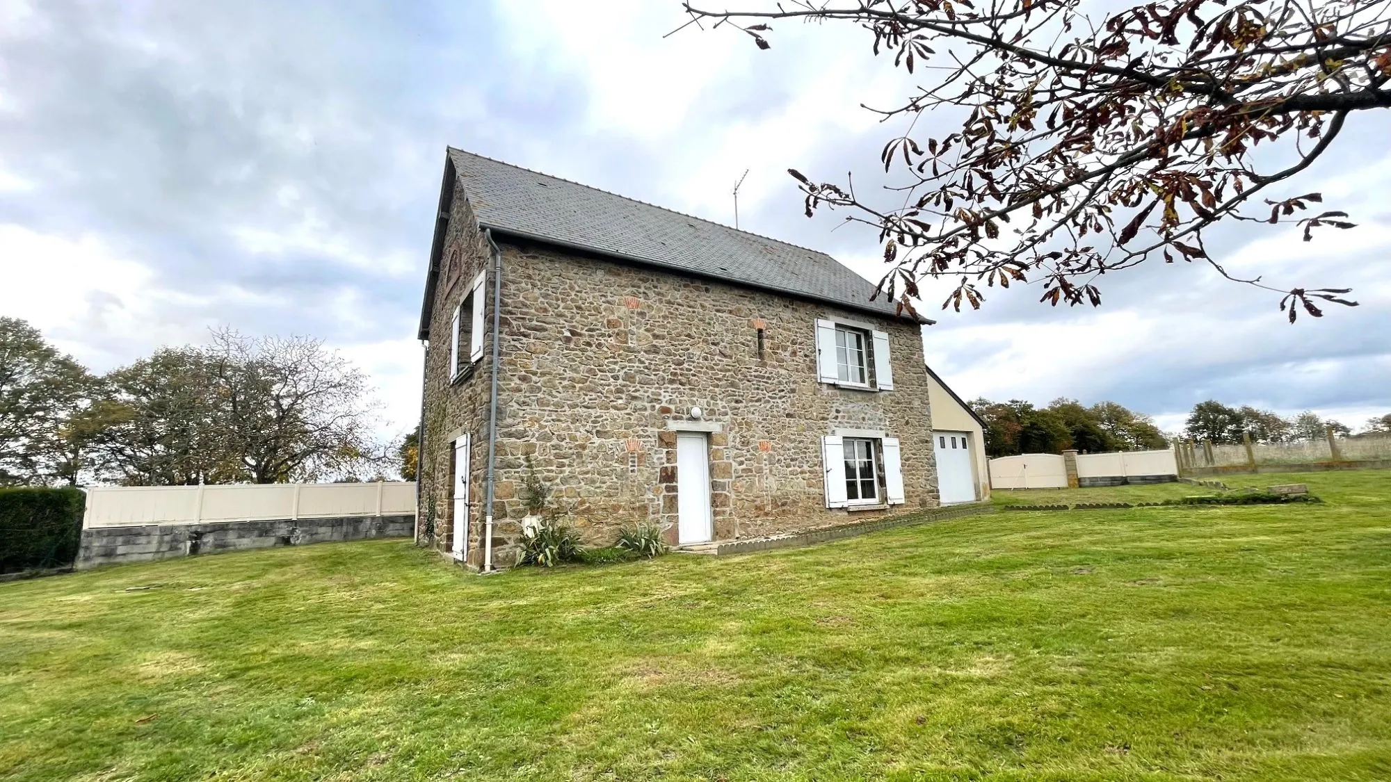 Maison en pierres de 121 m² avec 4 chambres à Saint-Fraimbault-de-Prières, Mayenne